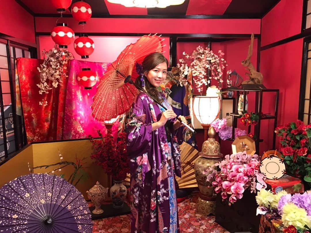 のインスタグラム：「#過去写真 . 今回撮影に行った お宿の中の1部屋がこのフォトスタジオになっていて、宿泊者はなんと無料で利用可能だそうです🙌🥰 . 衣装や小物もお部屋に置いてあるので自由に使わせてもらえるそうで、女子旅はもちろん、カップルでも楽しめそう！👭🏻❤︎👫🏻 . 私は撮影でしたが1人でめちゃくちゃ楽しみました← . 今は頭の中でのエア旅行しかできませんが、 また自由に旅ができるようになって城崎温泉へご旅行の際はぜひとも利用してみてください。 ＿＿＿＿＿＿＿＿＿＿＿＿＿＿＿＿＿＿＿＿＿＿＿＿＿ #onsen #yukata #kimono #kinosakionsen #kinosaki #shooting #japan #japanese #撮影 #城崎 #兵庫 #城崎温泉 #温泉 #旅館 #浴衣 #着物 #花魁 #モデル #過去pic」