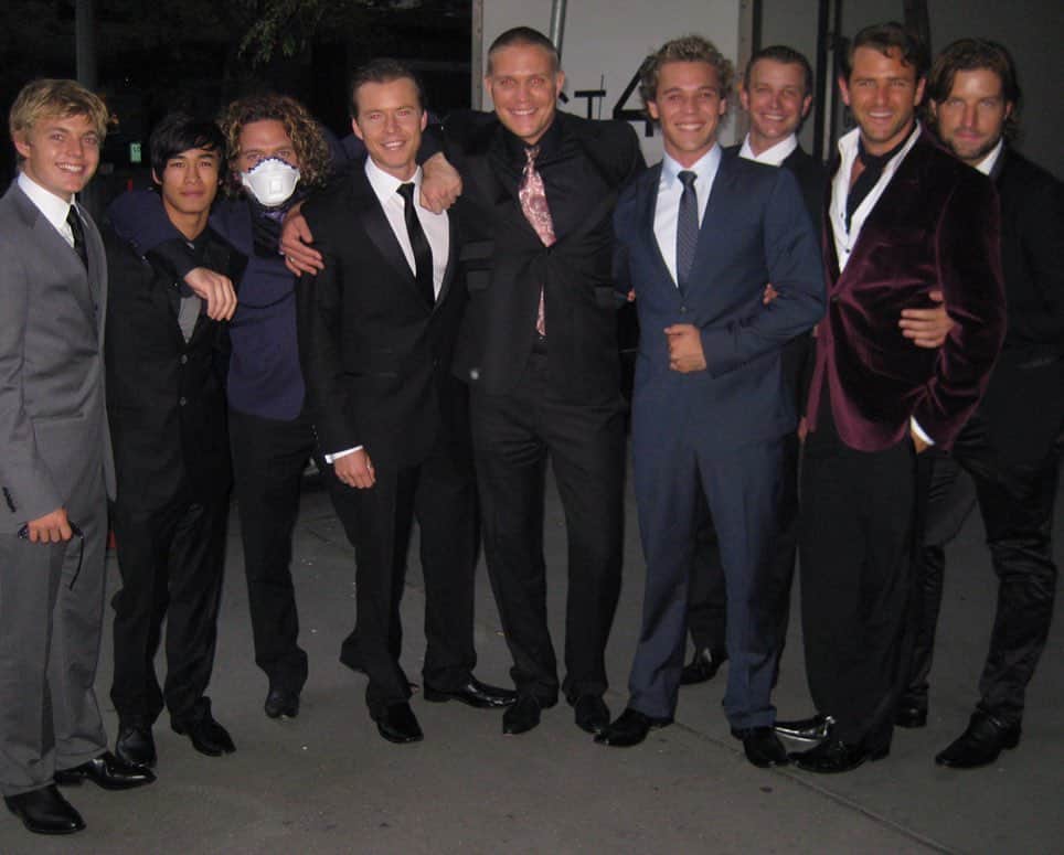 トッド・ラサンスのインスタグラム：「HOME AND AWAY THROWBACK! After seeing @linc_lewis post, I went back through the vault and found some gems from back in the day that I took with the cast on set & events etc.  Made friends that will last a life time. The entire cast were so unbelievably close back then. Such a rare experience.  P.S - I look 13. Cool hair bro. And yes they are hair foils @homeandaway」