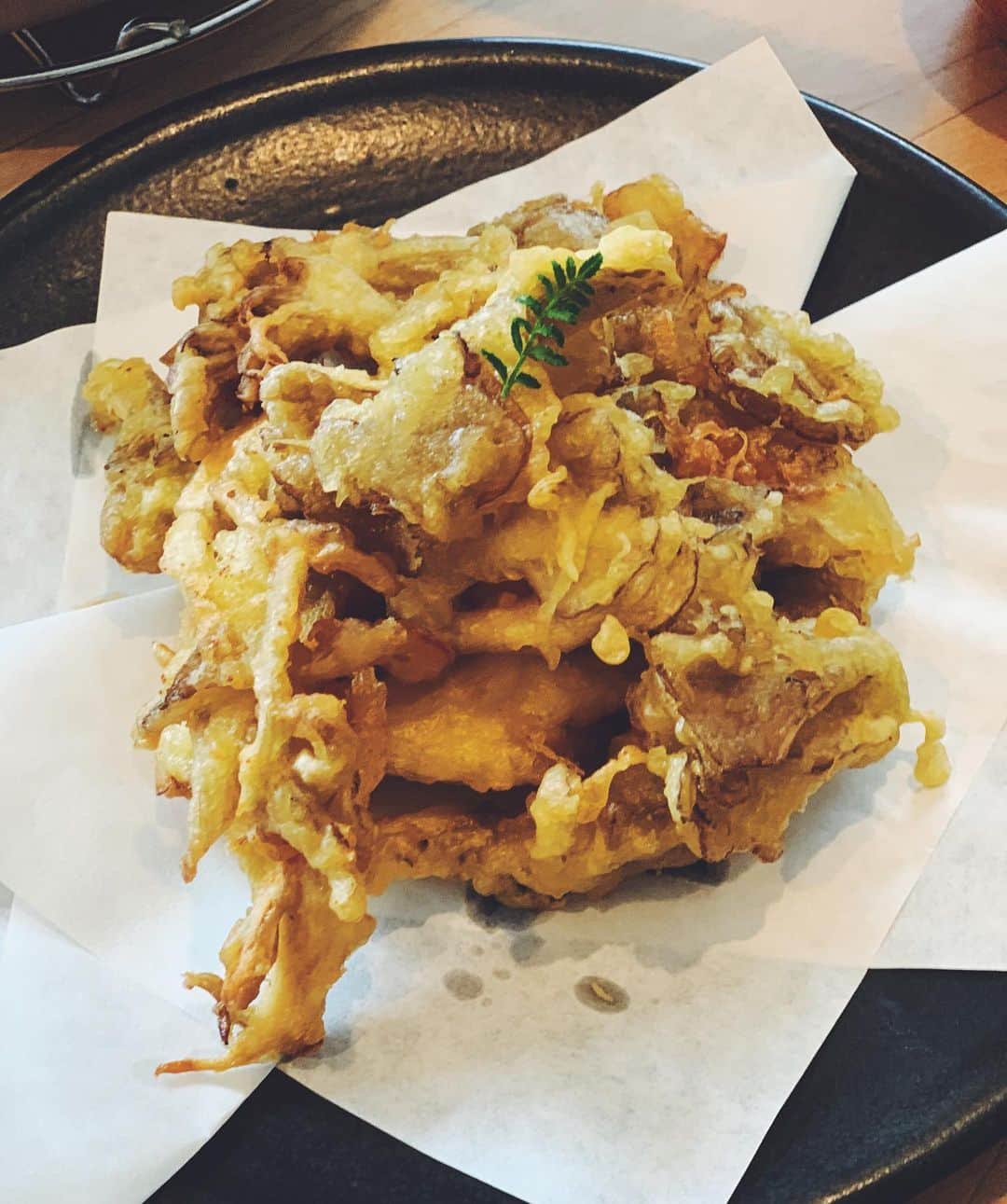 奥菜恵さんのインスタグラム写真 - (奥菜恵Instagram)「こちら、かき揚げじゃないよ。舞茸の天ぷらでございます。 舞茸3パックがあっという間になくなりました。  #夜ご飯はどうしようか #まだお腹いっぱいなんだけど #天ぷら　#tempura」4月22日 14時39分 - megumi_okina