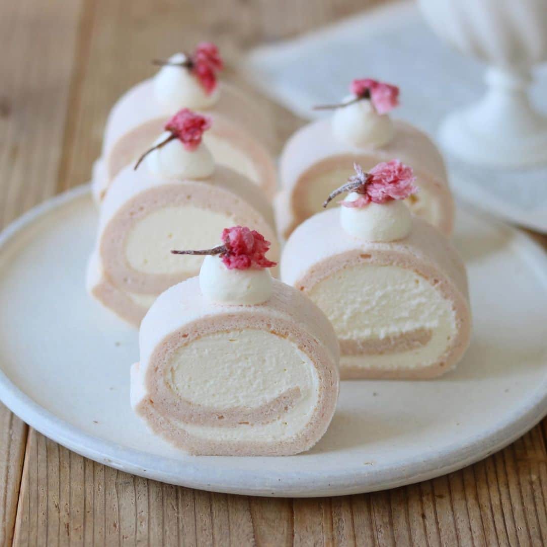 mikiさんのインスタグラム写真 - (mikiInstagram)「・ ・ bake.SAKURA roll cake🌸 ・ ・ ホワイトロールケーキのレシピに桜パウダーを混ぜ込んで桜ホワイトロールケーキ。 ・ 桜パウダーのみなのでほんのりピンク♡ 卵白だけやし普通のロールケーキよりカロリー少ないかな？！🤔 ・ ・ あっという間に桜の季節も過ぎ去り…なのでスイーツだけでも！ ・ ・ こんな甘いものばっかり食べてるので今日からwiifit開始〜、だいぶソフト古いけどね。 カロリー消費しよ🐖 ・ ・ あー、お弁当持ってでかけたいー。。。」4月22日 14時36分 - koron.n