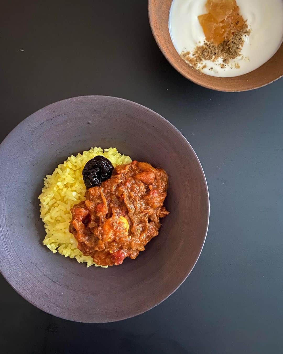 渡辺有子のインスタグラム：「今日のお昼はサフランライスに牛のトマト煮込み。トマトと赤ワインビネガーの酸味に、玉ねぎ、にんじん、プルーンで甘さをほどよくプラスして牛肉をスチームにかけてから煮込みます。  洋風ごはんの時にも二階堂明弘さんの器はよく使います。錆器と焼締の赤は我が家の定番の器になっています。使っていくと艶がでてきて変化していきます。 育てる器というのも魅力的です。  FOOD FOR THOUGHTオンラインショップに二階堂明弘さんの錆器、焼締の器をアップしています。ぜひ、ご覧ください。 @foodforthought_shop」