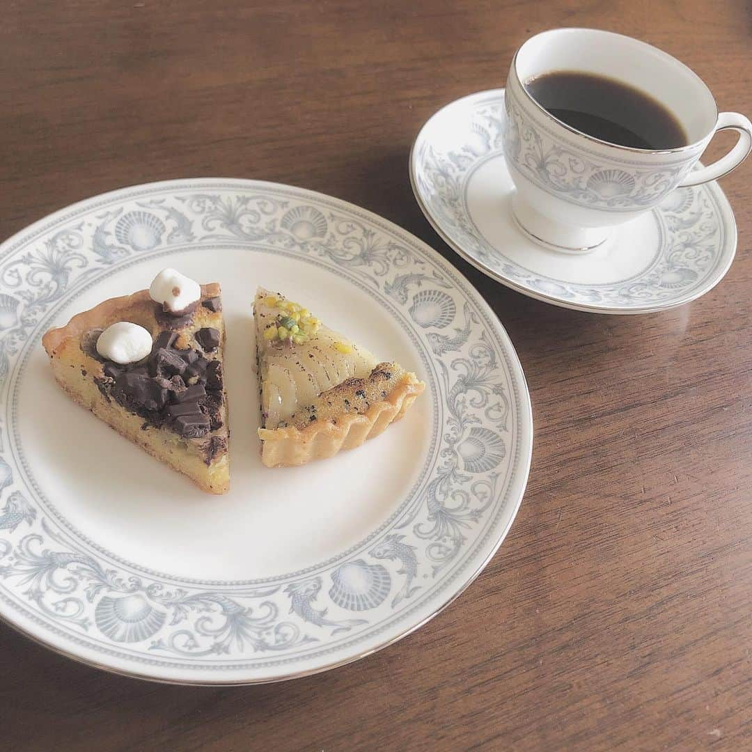 石原優衣のインスタグラム：「🥧﻿ ﻿ ﻿ 大好きなタルト🤍﻿ ﻿ ﻿ ﻿ #おうち時間 #タルト #コーヒー #stayhome ﻿」