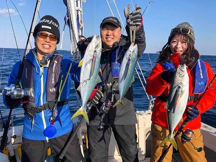 高本采実さんのインスタグラム写真 - (高本采実Instagram)「🎣 今週もこのお時間がやって参りました(*ﾟーﾟ*) ルアルアチャンネル‼️ 今夜22:30〜📺≪サンテレビ≫ . 先週に続けてジギングですが、 エリアや道具が違えば 全く違う釣りになります😚🎣 . 今回は京丹後ジギング😻 丹後といえば... 丹後ジャーク‼️💪🏻 . 私もトライさせて頂きました。 釣りをしながらも筋トレができる 私にとっては一石二鳥の釣法です😻💪🏻 . 防寒ウェア着ないと寒い気候だったのに、 おかげで汗もかいて暑くなった🌞🌞 最高だっ🤟🏻 . . . ⛴ 海弁慶 . . #ルアルアチャンネル #釣り番組 #fishinglife  #おうち釣り時間  #ハマチ #ブリ #青物 #根魚 #ジギング #京丹後 #丹後 #丹後ジギング  #jigging #offshorefishing  #オフショア #オフショアジギング  #タックル #筋トレ好き  #ブンブンイメージガール #釣り #釣果 #釣り好き #釣りガール #アングラー #angler #fishinggirl #钓鱼 #高本采実 #あやみん #ayamistagram」4月22日 20時13分 - ayami__summer