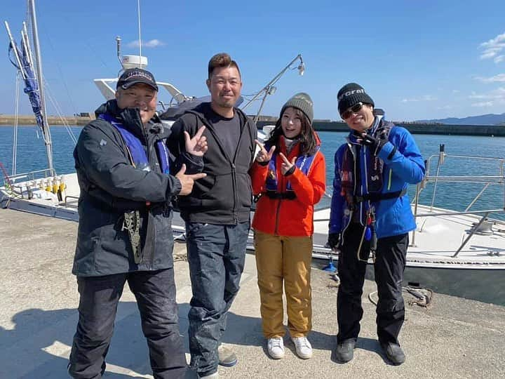 高本采実さんのインスタグラム写真 - (高本采実Instagram)「🎣 今週もこのお時間がやって参りました(*ﾟーﾟ*) ルアルアチャンネル‼️ 今夜22:30〜📺≪サンテレビ≫ . 先週に続けてジギングですが、 エリアや道具が違えば 全く違う釣りになります😚🎣 . 今回は京丹後ジギング😻 丹後といえば... 丹後ジャーク‼️💪🏻 . 私もトライさせて頂きました。 釣りをしながらも筋トレができる 私にとっては一石二鳥の釣法です😻💪🏻 . 防寒ウェア着ないと寒い気候だったのに、 おかげで汗もかいて暑くなった🌞🌞 最高だっ🤟🏻 . . . ⛴ 海弁慶 . . #ルアルアチャンネル #釣り番組 #fishinglife  #おうち釣り時間  #ハマチ #ブリ #青物 #根魚 #ジギング #京丹後 #丹後 #丹後ジギング  #jigging #offshorefishing  #オフショア #オフショアジギング  #タックル #筋トレ好き  #ブンブンイメージガール #釣り #釣果 #釣り好き #釣りガール #アングラー #angler #fishinggirl #钓鱼 #高本采実 #あやみん #ayamistagram」4月22日 20時13分 - ayami__summer