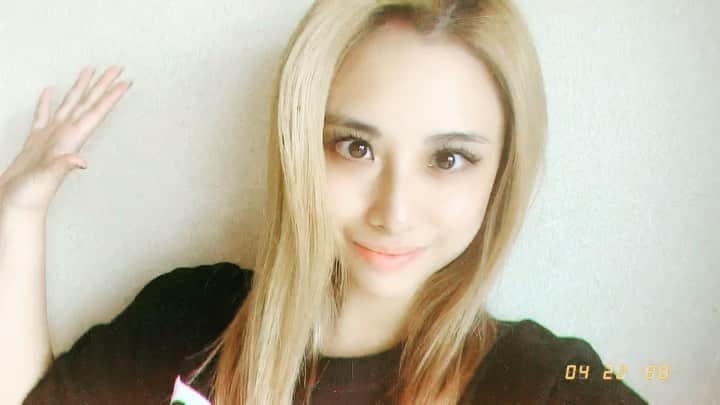 Licanaのインスタグラム：「🏡Stay home🏡 みんな元気ー？？？？ すごくLyricが響いて思わず録ってみた。 マツエクつけてるから完全スッピンじゃないけど.. 今こんな感じで過ごしてるよ👀💭 はよみんなに逢いたいわ。。。 -------------- ------------------------ ---------------------------------- ------------------------------------------- 明日を描くことを止めないで 今夢の中へ 大切な人のぬくもりを ずっとずっと忘れずに 進むの  #明日への手紙 #手嶌葵 #cover ------------------------------------------- ---------------------------------- ------------------------ -------------- #Licana #singer #JAPINA #JAPAN #TOKYO #keepsmiling #yolo #staypositive #stayhome」