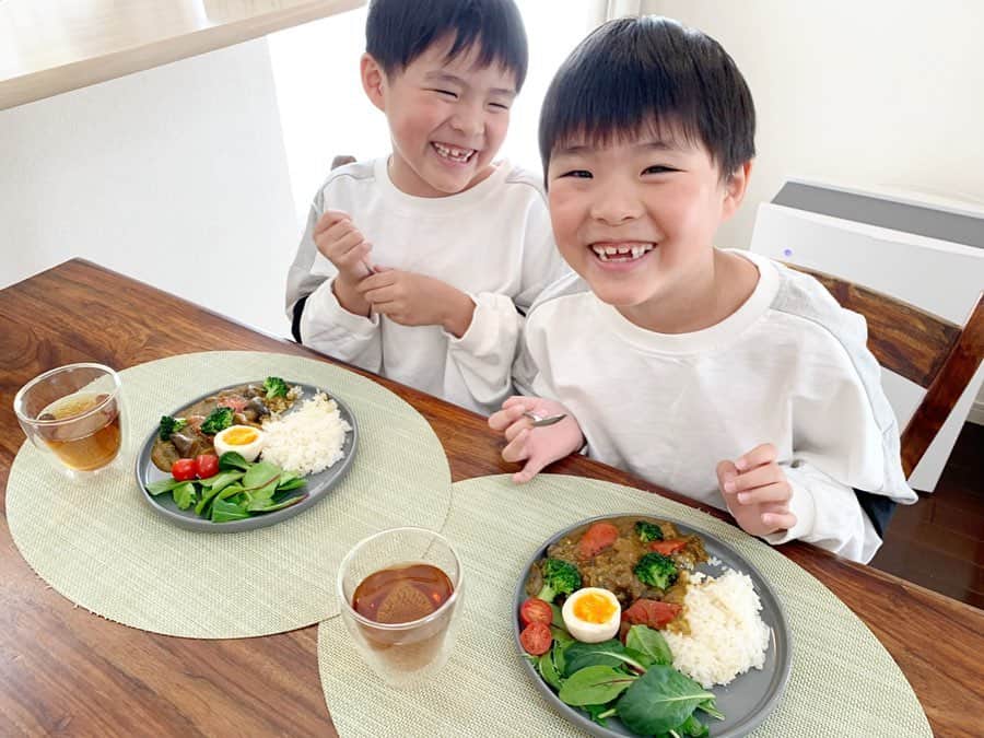 のインスタグラム：「いつも 楽しそうな2人👦🏻👦🏻🌈✨ 毎日イライラしちゃう事もあるけど、この笑顔に救われてます😌💕 * 今日は、『ゴールデンカレー甘口』を使って “彩り野菜のチキンカレー”を作ってみたよ🍛✨ * なす・赤パプリカ・ブロッコリーの野菜を使って、見た目も鮮やかで 春らしく…🌼🍆🥦🍅 具材は、なるべく同じ大きさに揃えると、火の通りが均一になって美味しく仕上がるそうなので、実践したよ🔪 * 👦🏻👦🏻も、「パプリ〜カ♫」って 口ずさみながら 完食 してくれました🥰 * #エスビー#ゴールデンカレー甘口#エスビーカレーアンバサダー#おうちカレー#おうちごはん#お昼ごはん#双子#stayhome#curry#curryrice#PR」