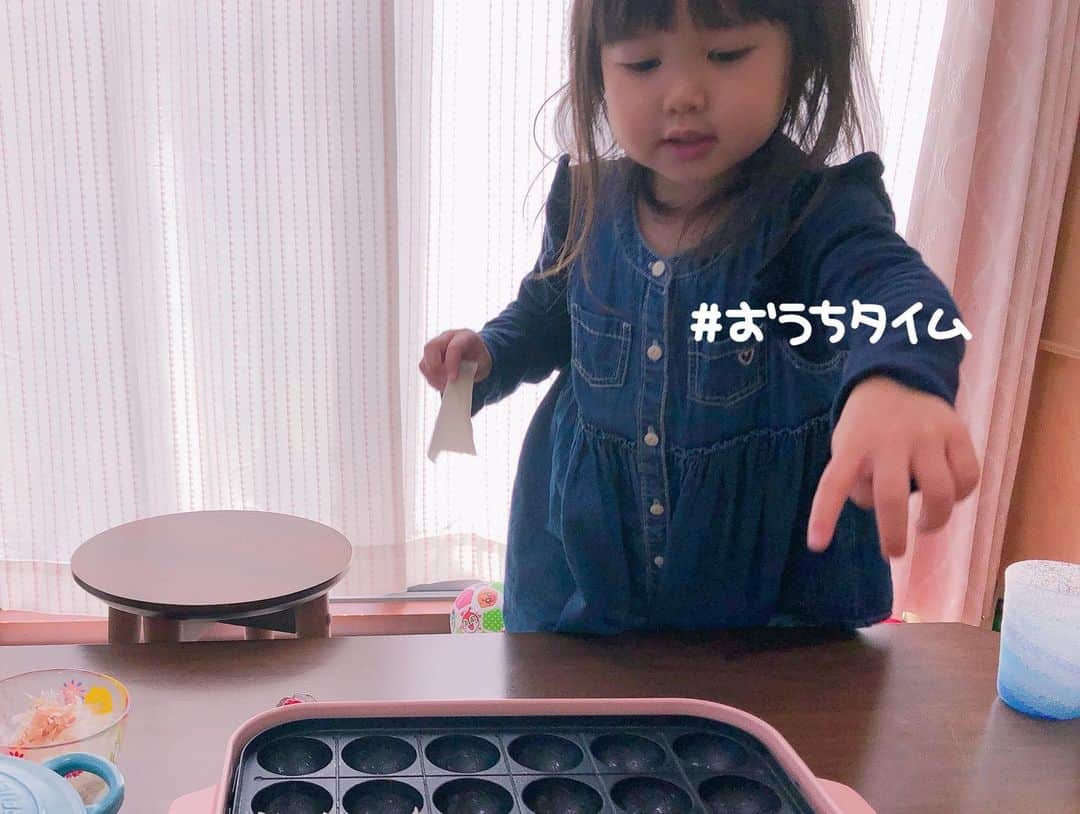 南まりかさんのインスタグラム写真 - (南まりかInstagram)「. 今日のBRUNOランチはシュウマイ🍽  スイッチを入れる前に、娘にシュウマイの皮とコーンを乗せてもらったよ😊 . . 🍴作り方🍴 ①挽肉250〜300gに醤油、酒、砂糖を各大さじ1、にんにくとショウガを入れて混ぜる。 みじん切りにした玉ねぎ1/4〜1/2(←適当で大丈夫ってことです。笑)と片栗粉大さじ2を入れて混ぜる。  ②BRUNOのたこ焼きプレートにシュウマイの皮を乗せて①を詰めていき、最後に真ん中にグリンピースやコーンなど好きなものを乗せる。  ③水大さじ3くらいを振りかけて、蓋をして弱火で12分くらい蒸し焼きにして出来上がり♬  お肉感たっぷりのシュウマイです🥺♬ 皆さま、試してみてねー♡  #bruno #ホットプレート #ランチ  #おうち時間 #おうちごはん #シュウマイ  #3歳女の子 #女の子のママ #お手伝い  #簡単レシピ #作り方」4月22日 15時04分 - marica_minami