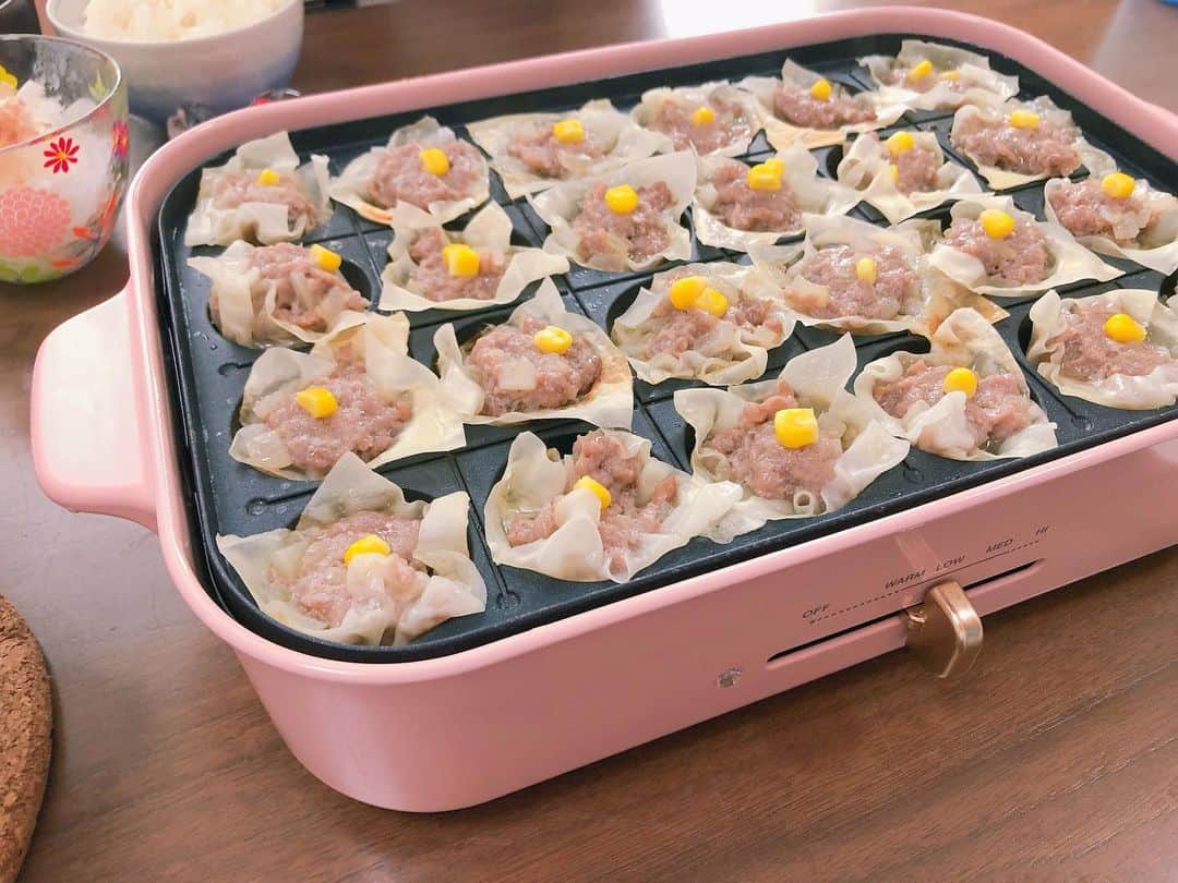 南まりかのインスタグラム：「. 今日のBRUNOランチはシュウマイ🍽  スイッチを入れる前に、娘にシュウマイの皮とコーンを乗せてもらったよ😊 . . 🍴作り方🍴 ①挽肉250〜300gに醤油、酒、砂糖を各大さじ1、にんにくとショウガを入れて混ぜる。 みじん切りにした玉ねぎ1/4〜1/2(←適当で大丈夫ってことです。笑)と片栗粉大さじ2を入れて混ぜる。  ②BRUNOのたこ焼きプレートにシュウマイの皮を乗せて①を詰めていき、最後に真ん中にグリンピースやコーンなど好きなものを乗せる。  ③水大さじ3くらいを振りかけて、蓋をして弱火で12分くらい蒸し焼きにして出来上がり♬  お肉感たっぷりのシュウマイです🥺♬ 皆さま、試してみてねー♡  #bruno #ホットプレート #ランチ  #おうち時間 #おうちごはん #シュウマイ  #3歳女の子 #女の子のママ #お手伝い  #簡単レシピ #作り方」