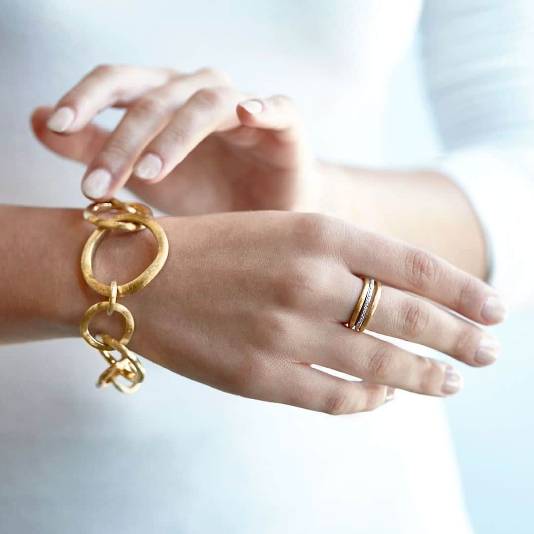 マルコ ビチェゴさんのインスタグラム写真 - (マルコ ビチェゴInstagram)「Elegance never goes out of style. Marco Bicego® Jaipur Link Collection. #marcobicego #jewelry #gold #diamonds #madeinitaly #bracelet #ring」4月22日 15時00分 - marco_bicego