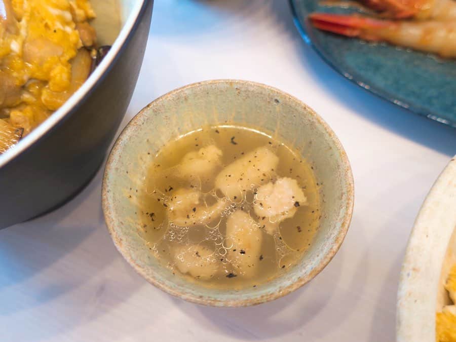 熊澤枝里子さんのインスタグラム写真 - (熊澤枝里子Instagram)「お昼ごはんに親子丼🍚🐣 遅めのランチか早めのディナーかわからない時間になっちゃったから、もう飲み始めちゃうよね😂笑  テーマは「焼き鳥屋さんのまかないごはん」。 ネギと鶏肉をあらかじめ焼いて親子丼にしてみた🙌 鶏皮を入れたスープも美味しかった👍 ・ 〜メニュー〜 ⚫︎焼き鳥屋さん風味の親子丼 ⚫︎鶏皮のスープ ⚫︎海老の紹興酒漬け ⚫︎ほうれん草のおひたし ・ ・ #おうち時間 #おうちごはん  #親子丼  #kumakoの美容薬膳  #stayhome」4月22日 15時00分 - kumazawa_eriko