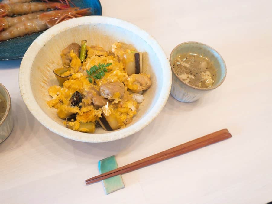 熊澤枝里子さんのインスタグラム写真 - (熊澤枝里子Instagram)「お昼ごはんに親子丼🍚🐣 遅めのランチか早めのディナーかわからない時間になっちゃったから、もう飲み始めちゃうよね😂笑  テーマは「焼き鳥屋さんのまかないごはん」。 ネギと鶏肉をあらかじめ焼いて親子丼にしてみた🙌 鶏皮を入れたスープも美味しかった👍 ・ 〜メニュー〜 ⚫︎焼き鳥屋さん風味の親子丼 ⚫︎鶏皮のスープ ⚫︎海老の紹興酒漬け ⚫︎ほうれん草のおひたし ・ ・ #おうち時間 #おうちごはん  #親子丼  #kumakoの美容薬膳  #stayhome」4月22日 15時00分 - kumazawa_eriko