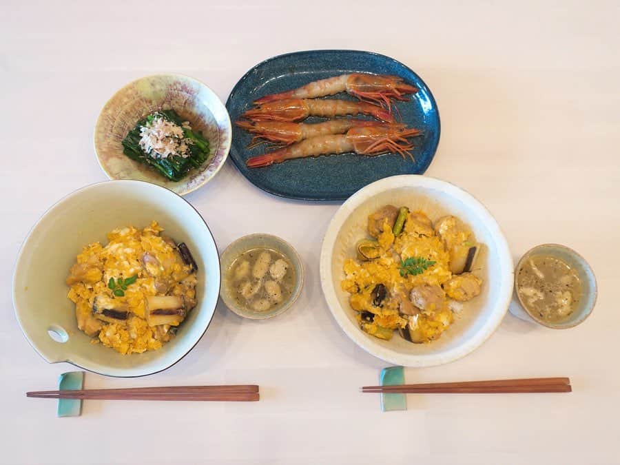熊澤枝里子さんのインスタグラム写真 - (熊澤枝里子Instagram)「お昼ごはんに親子丼🍚🐣 遅めのランチか早めのディナーかわからない時間になっちゃったから、もう飲み始めちゃうよね😂笑  テーマは「焼き鳥屋さんのまかないごはん」。 ネギと鶏肉をあらかじめ焼いて親子丼にしてみた🙌 鶏皮を入れたスープも美味しかった👍 ・ 〜メニュー〜 ⚫︎焼き鳥屋さん風味の親子丼 ⚫︎鶏皮のスープ ⚫︎海老の紹興酒漬け ⚫︎ほうれん草のおひたし ・ ・ #おうち時間 #おうちごはん  #親子丼  #kumakoの美容薬膳  #stayhome」4月22日 15時00分 - kumazawa_eriko