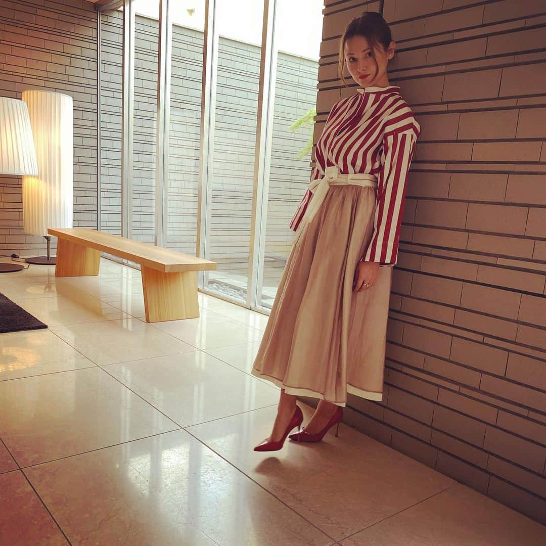 橋本麗香のインスタグラム：「季節の変わり目が大好き ． 風を感じられる 心地よいシャツとスカート ゆみえちゃんの世界観 女性らしさをいつも 思い出させてくれる🌹 ． @la_marine_francaise_official ． 靴は👠 『マミーこれが良いんじゃない』？ と小さな先生がチョイスしてくれました🥰 ． 因みにマインドナンバーで言うと ゆみえちゃんときゃーちゃんは ソールメイト💞 納得の相性🌏 ． はぁ皆んなに会いたいな❤️ お洋服からエナジー感じてるよ🥺」