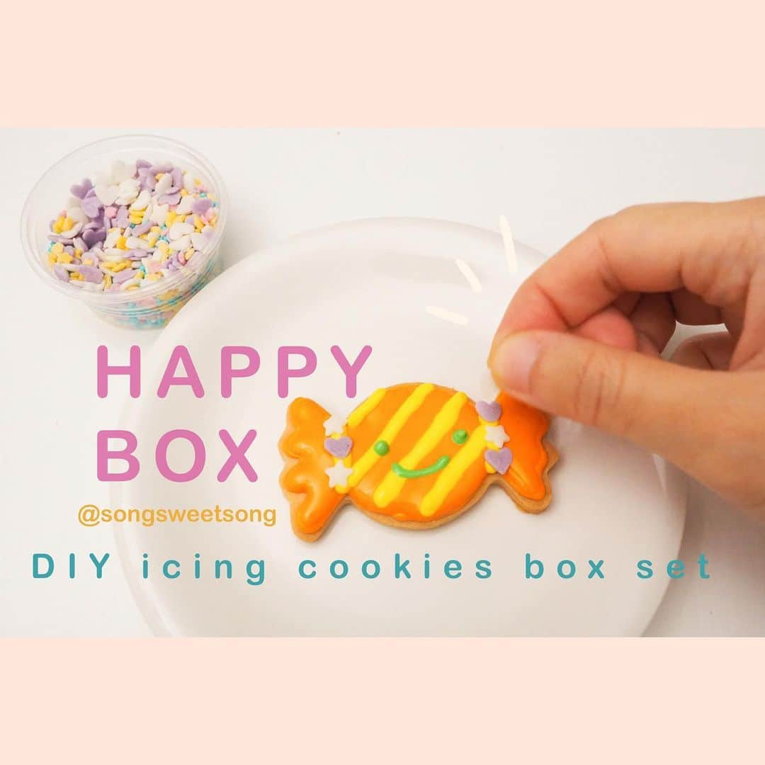 Song Sweet Songのインスタグラム：「"HAPPY BOX"💕 ชุดไอซิ่งคุกกี้ DIY เปิดพรีออเดอร์ รอบที่2 ค่า!!!! ใครที่กำลังหากิจกรรมช่วงปิดเทอมให้คุณลูก คุณหลาน ลูกเพื่อน หรือจะเล่นเองคลายเครียดก็ตาม เรามีบริการส่งความสุขให้ถึงที่ค่ะะะะ~ . . ✨ในกล่องความสุขของเรา ก็จะประกอบไปด้วย . . - คุกกี้เนยคละลาย 15 ชิ้น - ไอซิ่งสำหรับแต่งหน้า 5 เฉดสี - เม็ดน้ำตาลสีๆไว้ตกแต่ง ค่ะ^^ . . 🌈เซทคุกกี้ลายสายรุ้ง ราคาเซทละ 499 บาท . . ✨เซทคุกกี้ธรรมดา ราคาเซทละ 450 บาท . . (ในกรุงเทพ) + ค่าส่งกล่องละ 80 บาท (เราไปส่งเองค่ะ)． (ในชลบุรี) สามารถมารับได้ที่ร้าน @iseacream_cafe ． (ส่งจังหวัดอื่น) + ค่าส่งแบบพัสดุควบคุมความเย็น 240 บาท . . 💕สำหรับลูกค้าที่ชำระเงินภายในวันศุกร์ที่ 25 เม.ย. 63 จะได้รอบส่งวันอังคารที่ 28 เม.ย. 63 นะคะ💕 . . 🍪สนใจพรีออเดอร์  ทักมาทาง Line : @songsweetsong ได้เลยนะคะ~ . . Stay healthy at home ค่ะทุกคนนน💪💕」