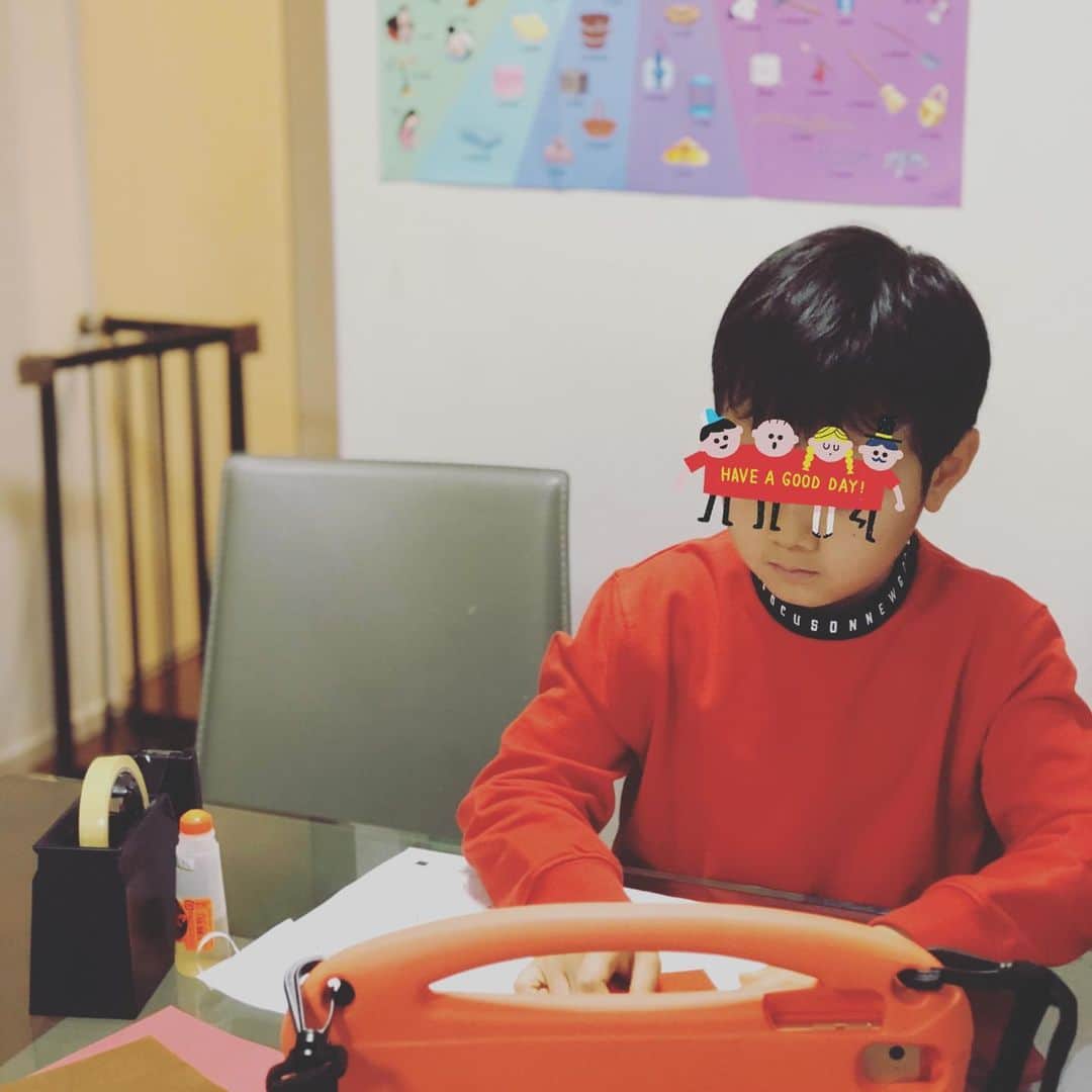 麻生裕子さんのインスタグラム写真 - (麻生裕子Instagram)「英語のオンラインレッスン。今日はグループレッスンで2時間😉　いつもは1hでもモゾモゾしだして集中力切れがちだけど、お友達と一緒だと真顔ながら頑張ってる🤣　「自分だけ途中で投げ出せるかーい」っていうプライドがあるのかな　笑　やっぱり親が言うよりお友達の力は偉大ですw オンラインレッスンありがたや❤️」4月22日 15時29分 - yukoasoh