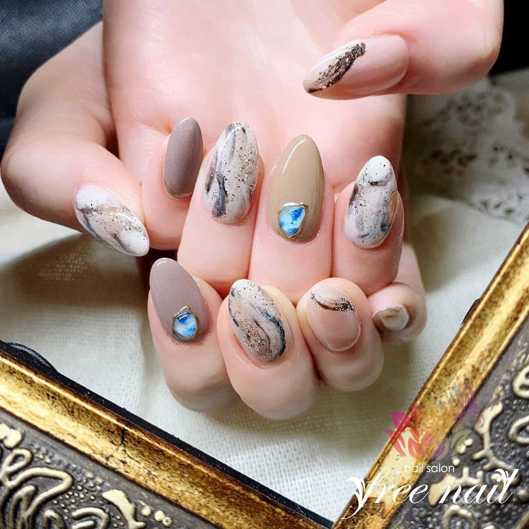 free nail フリーネイルのインスタグラム：「. お客様ネイル💅🏻🍀✨ . アースネイル🌏✨ . おしゃれなナチュラルカラー🪐✨ . ご来店ありがとうございました🙇🏻‍♀️🙇🏻‍♀️🙇🏻‍♀️💗 . freenailは、緊急事態宣言発令を受け、 4/13〜5/6まで臨時休業中です。 お客様にはご不便をおかけし大変申し訳ございませんが、ご理解賜りますようお願い申し上げます。 . #ネイルアート #ジェルネイル #ネイルサロン #大阪ネイルサロン #ネイルデザイン #ネイルチェンジ #アースネイル #天然石ネイル #ラメネイル #メタリックライナー #アースカラーネイル #ベージュネイル #デザインネイル #トレンドネイル #シンプルネイル #大人ネイル #春ネイル #springnails #nailsart #nailsdid #美甲 #日式美甲 #日式美甲胶 #日本美甲师 #日本美甲老师 #美甲上课 #日本胶 #フリーネイル #freenail」