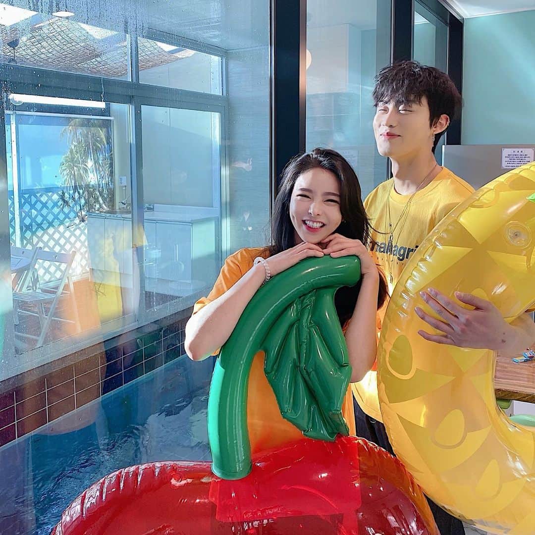 ダユンさんのインスタグラム写真 - (ダユンInstagram)「나쁜 햇빛이 우리의 눈을 공격했다  우리 서로 잘나온거 있고 못나온거 있으니까  대충 순서 올렸오 행복해보이는 순 ヾ(＠⌒▽⌒＠)ﾉ. 또 놀러가고싶어요 풀빌라 🏖🏝 다음은 제주도 너로 정했다 ! . . #파주워라밸 #파주워라밸풀빌라」4月22日 15時36分 - 2__yun__2