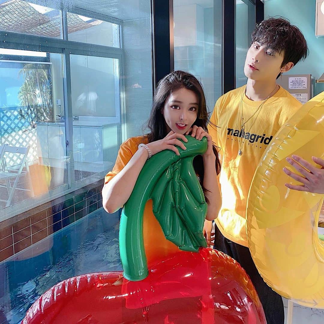 ダユンさんのインスタグラム写真 - (ダユンInstagram)「나쁜 햇빛이 우리의 눈을 공격했다  우리 서로 잘나온거 있고 못나온거 있으니까  대충 순서 올렸오 행복해보이는 순 ヾ(＠⌒▽⌒＠)ﾉ. 또 놀러가고싶어요 풀빌라 🏖🏝 다음은 제주도 너로 정했다 ! . . #파주워라밸 #파주워라밸풀빌라」4月22日 15時36分 - 2__yun__2