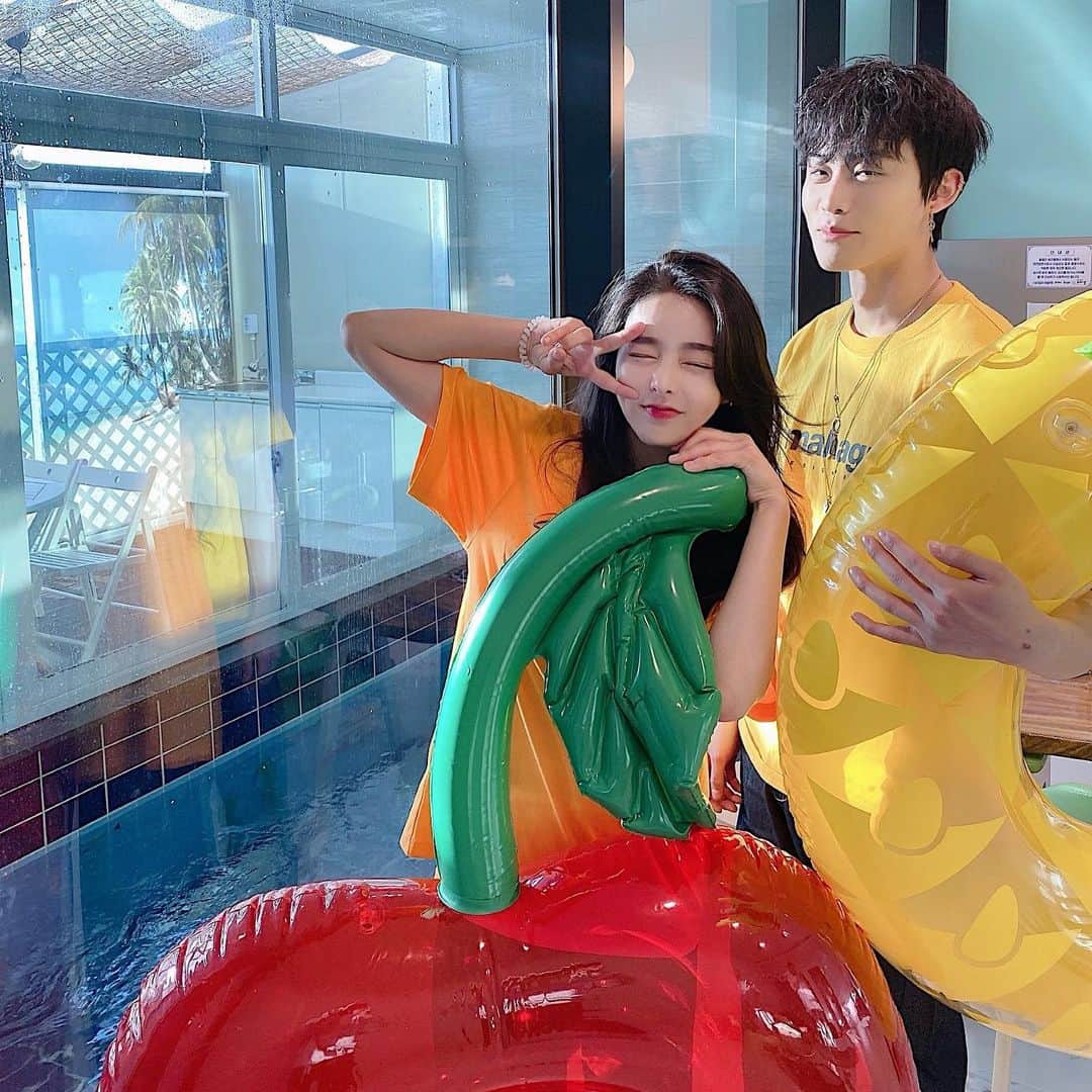 ダユンさんのインスタグラム写真 - (ダユンInstagram)「나쁜 햇빛이 우리의 눈을 공격했다  우리 서로 잘나온거 있고 못나온거 있으니까  대충 순서 올렸오 행복해보이는 순 ヾ(＠⌒▽⌒＠)ﾉ. 또 놀러가고싶어요 풀빌라 🏖🏝 다음은 제주도 너로 정했다 ! . . #파주워라밸 #파주워라밸풀빌라」4月22日 15時36分 - 2__yun__2