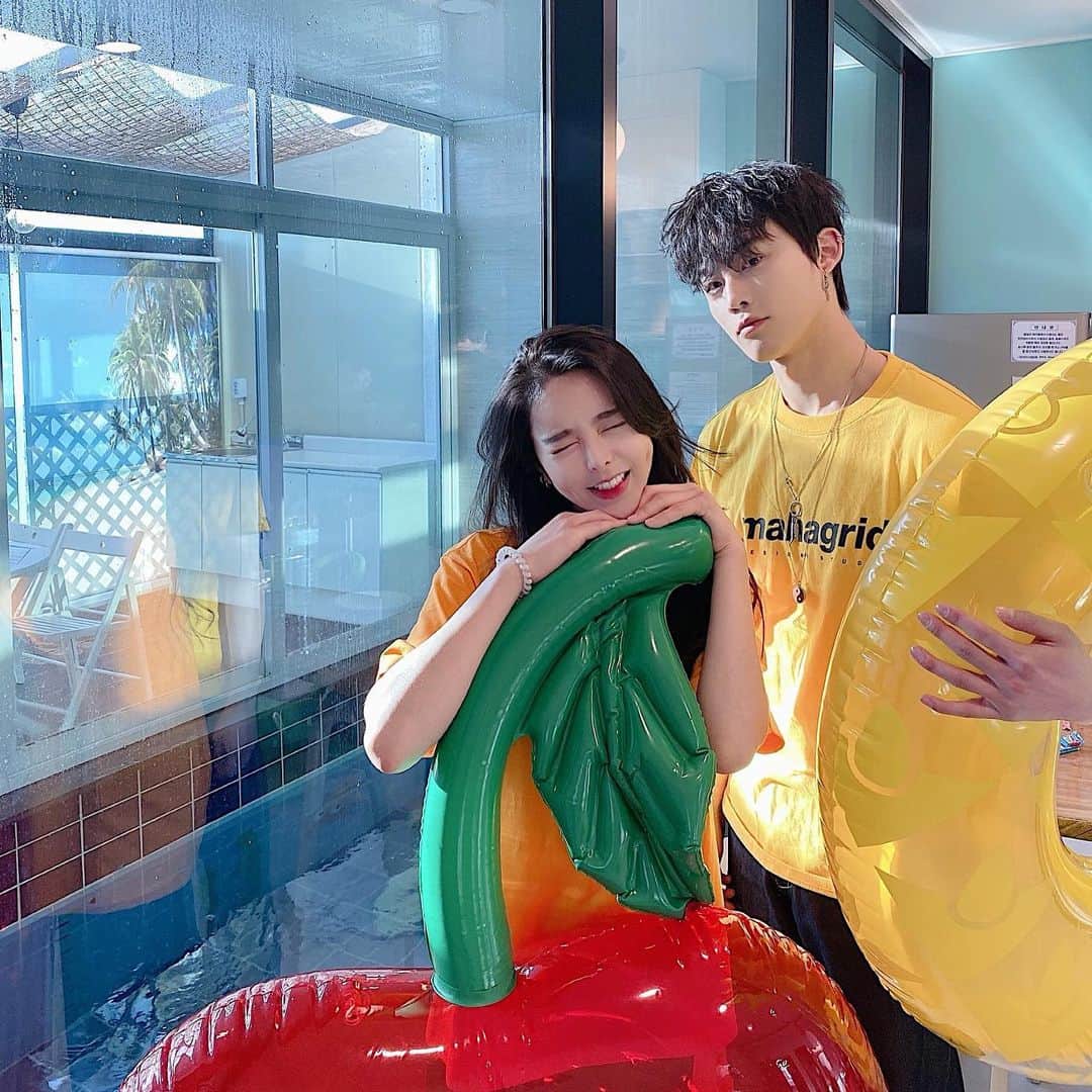 ダユンさんのインスタグラム写真 - (ダユンInstagram)「나쁜 햇빛이 우리의 눈을 공격했다  우리 서로 잘나온거 있고 못나온거 있으니까  대충 순서 올렸오 행복해보이는 순 ヾ(＠⌒▽⌒＠)ﾉ. 또 놀러가고싶어요 풀빌라 🏖🏝 다음은 제주도 너로 정했다 ! . . #파주워라밸 #파주워라밸풀빌라」4月22日 15時36分 - 2__yun__2