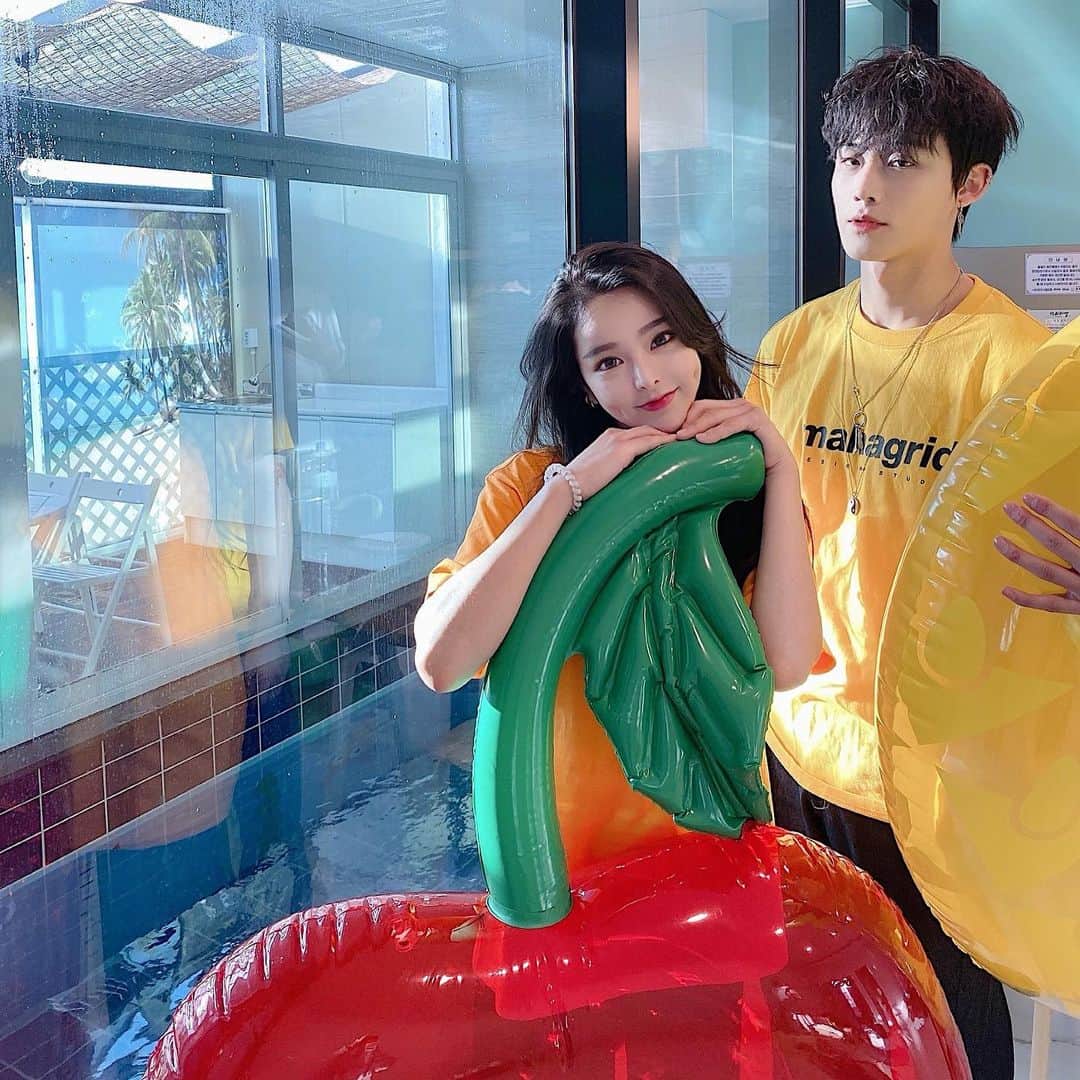 ダユンさんのインスタグラム写真 - (ダユンInstagram)「나쁜 햇빛이 우리의 눈을 공격했다  우리 서로 잘나온거 있고 못나온거 있으니까  대충 순서 올렸오 행복해보이는 순 ヾ(＠⌒▽⌒＠)ﾉ. 또 놀러가고싶어요 풀빌라 🏖🏝 다음은 제주도 너로 정했다 ! . . #파주워라밸 #파주워라밸풀빌라」4月22日 15時36分 - 2__yun__2