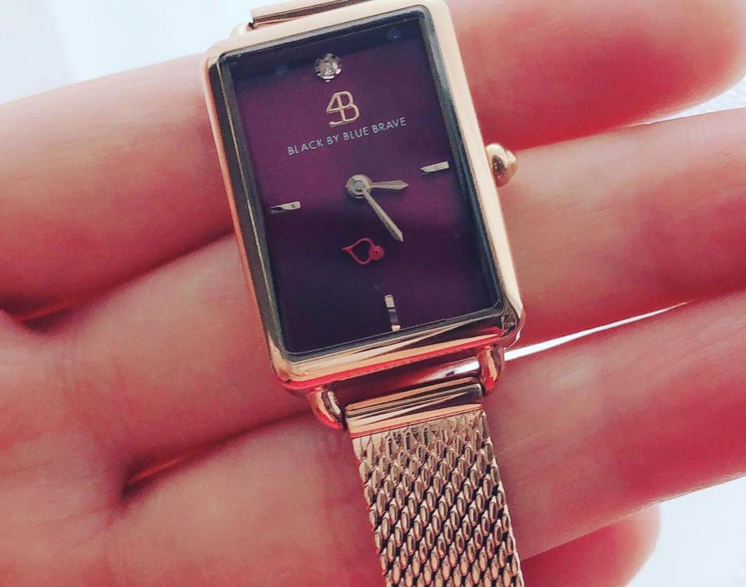 栗林里莉さんのインスタグラム写真 - (栗林里莉Instagram)「New watch♡  4Bwatchsさんから素敵な腕時計が届きました✨  めずらしくレッドをチョイス❤️ ラグジュアリー感あるのに文字盤がハートの秒針で可愛いのがお気に入り☺️ . クーポンコード【ririkdg】 使用で10パーセントオフになるそうな！ (クーポン使用期限は1年間) . 4Bwatchsさんの腕時計はどれも可愛いから是非チェックしてみてね😉 . #4bwatches  #腕時計  #時計  #BLACKBYBLUEBRAVE」4月22日 15時42分 - riri_kuribayashi_official