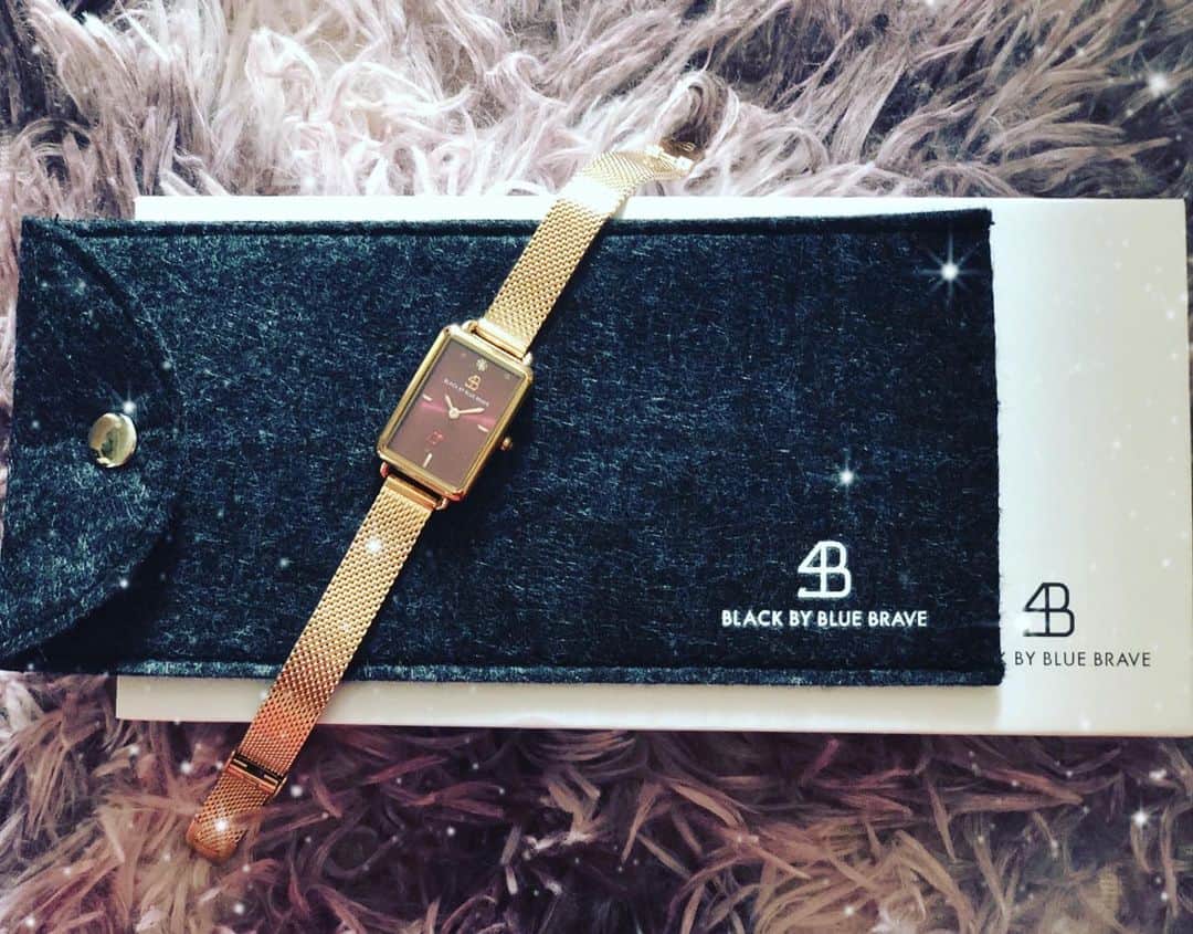 のインスタグラム：「New watch♡  4Bwatchsさんから素敵な腕時計が届きました✨  めずらしくレッドをチョイス❤️ ラグジュアリー感あるのに文字盤がハートの秒針で可愛いのがお気に入り☺️ . クーポンコード【ririkdg】 使用で10パーセントオフになるそうな！ (クーポン使用期限は1年間) . 4Bwatchsさんの腕時計はどれも可愛いから是非チェックしてみてね😉 . #4bwatches  #腕時計  #時計  #BLACKBYBLUEBRAVE」