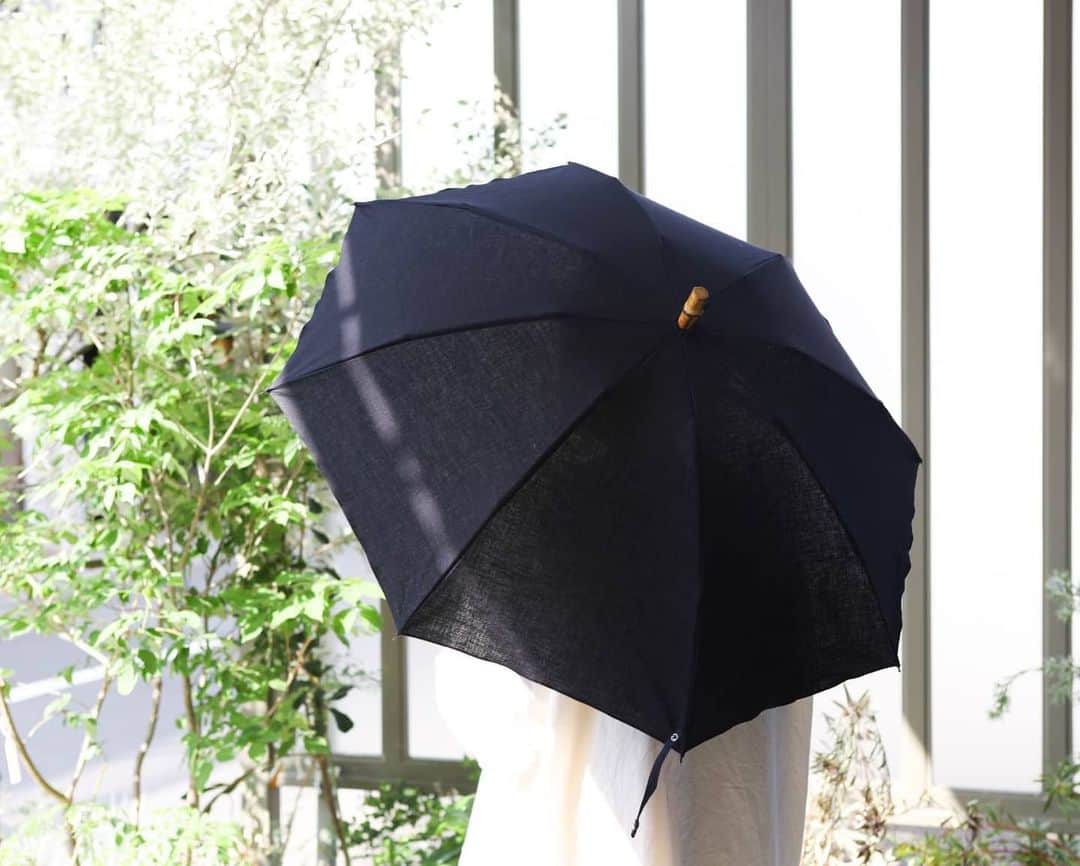 オルネ ド フォイユさんのインスタグラム写真 - (オルネ ド フォイユInstagram)「【ショップスタッフのオススメ】﻿ こんにちは。﻿ ショップスタッフのイケダです。﻿ ﻿ 今回は「ツタエノヒガサ」@tutaeenohigasa をご紹介します。﻿ ﻿ 私も大好きで、3年前から使っているのですが、晴れの日が楽しみで、日傘をさして歩いているとワクワクしてくるんです！﻿ ﻿ 傳はもともと洋服を手がけるブランドですが、ブランドの拠点を台東区に移した際、近隣にあった工房との縁ではじまったのが日傘のプロジェクトだったそうですよ。﻿ ﻿ 日傘の素材には、注染という浜松の伝統技術で染められた傳の浴衣地が主に使われています！﻿ ﻿ 生地に染料を注いで染めるので、裏側からも綺麗に絵柄が見え、日傘をさして見上げたときにとっても綺麗なんです！注染ならではの、柄のにじみやゆらぎも素敵ですよ。﻿ ﻿ 持ち手の竹のハンドルは、一つ一つ節の出方が違うのですが、それもまた良し。﻿ 使っていくうちにどんどん愛着が湧いてきて、長く大切に使いたくなるような日傘です。﻿ ﻿ 在宅勤務ということもあり、最近出歩くのは近所のスーパーへ買い物に行くときくらいですが、ツタエノヒガサをさして気分を上げています。﻿ ﻿ ———————————————﻿ ◯WEBショップに関するお問い合わせ◯﻿ オルネ ド フォイユWEBショップ﻿ TEL：03-6876-7832﻿ （午前10時～午後6時／土日祝定休）﻿ e-mail：order@orne.co.jp﻿ ﻿ #ツタエノヒガサ #傳 #日傘 #折り畳み傘 #注染 #暮らしを楽しむ #ていねいな暮らし #interior #インテリア #リビングインテリア #livstagrammer #instahome #living #livingroom #ornedefeuilles #オルネドフォイユ」4月22日 15時46分 - ornedefeuilles