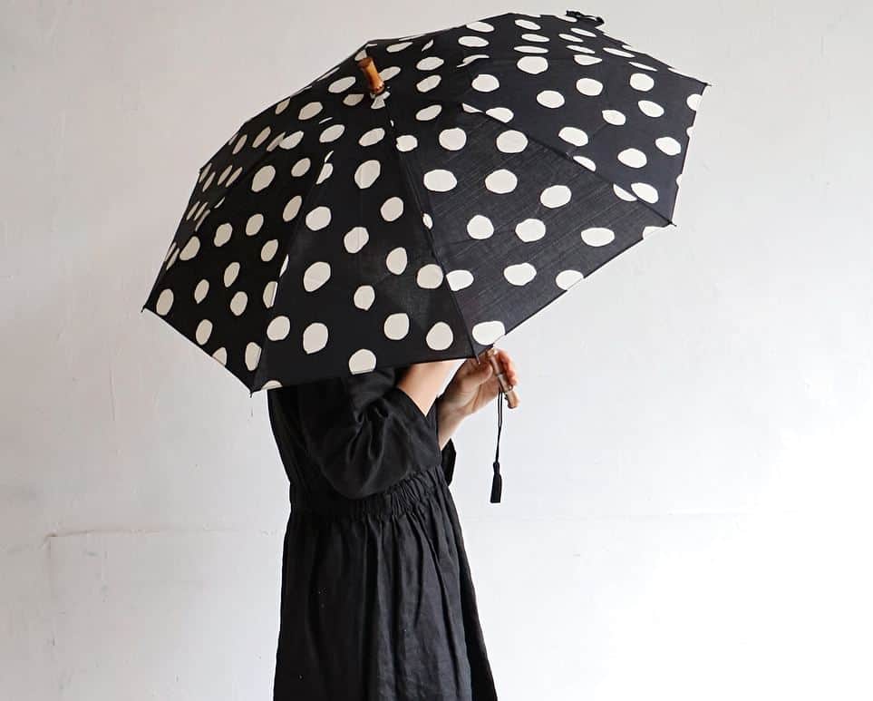 オルネ ド フォイユさんのインスタグラム写真 - (オルネ ド フォイユInstagram)「【ショップスタッフのオススメ】﻿ こんにちは。﻿ ショップスタッフのイケダです。﻿ ﻿ 今回は「ツタエノヒガサ」@tutaeenohigasa をご紹介します。﻿ ﻿ 私も大好きで、3年前から使っているのですが、晴れの日が楽しみで、日傘をさして歩いているとワクワクしてくるんです！﻿ ﻿ 傳はもともと洋服を手がけるブランドですが、ブランドの拠点を台東区に移した際、近隣にあった工房との縁ではじまったのが日傘のプロジェクトだったそうですよ。﻿ ﻿ 日傘の素材には、注染という浜松の伝統技術で染められた傳の浴衣地が主に使われています！﻿ ﻿ 生地に染料を注いで染めるので、裏側からも綺麗に絵柄が見え、日傘をさして見上げたときにとっても綺麗なんです！注染ならではの、柄のにじみやゆらぎも素敵ですよ。﻿ ﻿ 持ち手の竹のハンドルは、一つ一つ節の出方が違うのですが、それもまた良し。﻿ 使っていくうちにどんどん愛着が湧いてきて、長く大切に使いたくなるような日傘です。﻿ ﻿ 在宅勤務ということもあり、最近出歩くのは近所のスーパーへ買い物に行くときくらいですが、ツタエノヒガサをさして気分を上げています。﻿ ﻿ ———————————————﻿ ◯WEBショップに関するお問い合わせ◯﻿ オルネ ド フォイユWEBショップ﻿ TEL：03-6876-7832﻿ （午前10時～午後6時／土日祝定休）﻿ e-mail：order@orne.co.jp﻿ ﻿ #ツタエノヒガサ #傳 #日傘 #折り畳み傘 #注染 #暮らしを楽しむ #ていねいな暮らし #interior #インテリア #リビングインテリア #livstagrammer #instahome #living #livingroom #ornedefeuilles #オルネドフォイユ」4月22日 15時46分 - ornedefeuilles