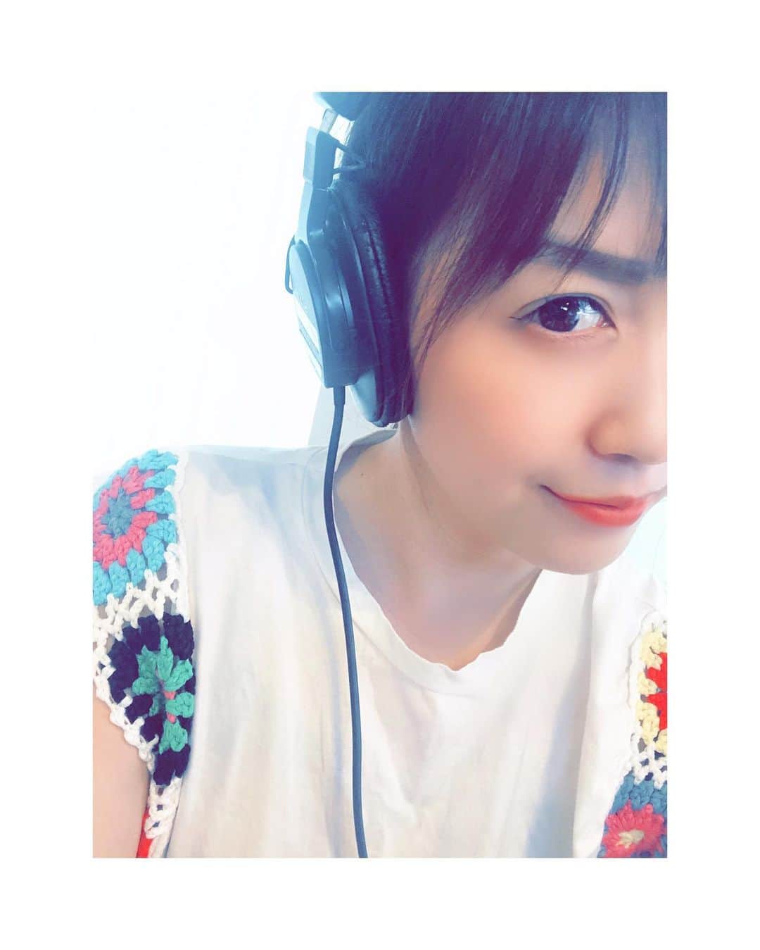 のインスタグラム：「*﻿ 今週もリモート放送でニュースをお伝えしています。﻿ .﻿ 打合せやインタビューはzoomで✨﻿ .﻿ お顔を見てインタビューが出来るので、﻿ 凄くスムーズです^ ^﻿ .﻿ 今日の夕方はジョギングや室内で運動をする際の﻿ 注意点について。﻿ .﻿ とにかく距離をあける事が重要という事です。﻿ .﻿ 中々明るいニュースは少ないですが…﻿ 今は耐える時ですね。﻿ .﻿ 私はお家時間、折り紙万華鏡を作ってますw﻿ 200枚位折り紙折ってます！ . #tokyofm #折り紙万華鏡 #折り始めて後悔 #でも止められない止まらない」