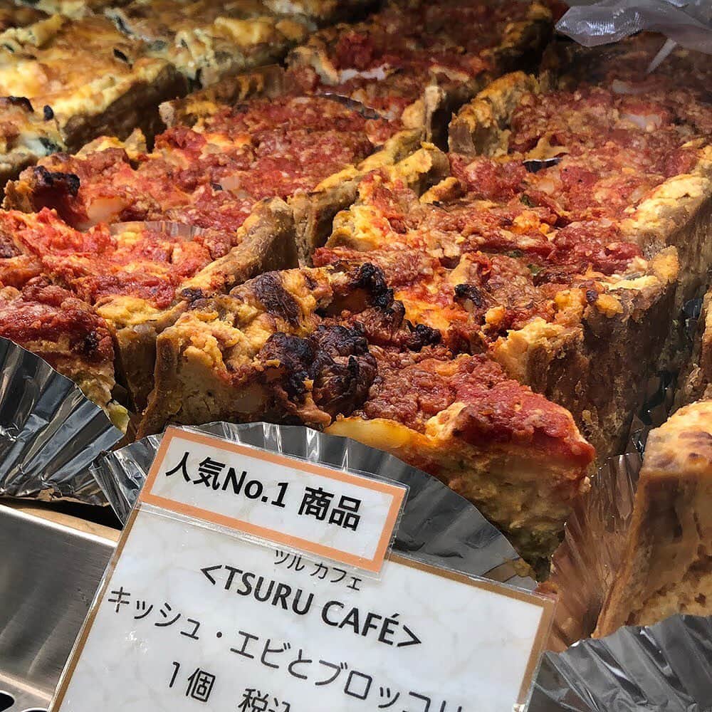 daimarusapporoさんのインスタグラム写真 - (daimarusapporoInstagram)「【おうちで美味しいひとときを✨】 . ただいま中央区・宮の森の人気店〈ツルカフェ〉が4/23(木)まで地1階ほっぺタウン催事場に出店中です。 . 店頭には、バゲットやキッシュ、ケーキやパンが勢ぞろい！ とても美味しそうです。 . ハムやベーコン、レタス、サーモン、じゃがいも、アボカドなどをはさんだ「バゲット(写真1～4枚目)」はボリュームたっぷり！ 思いっきりかぶりつきたくなっちゃいます。 ランチにおすすめですよ✨ . 「キッシュ(写真5～7枚目)」も玉ねぎ、ベーコン、ほうれん草、エビ、ブロッコリー、じゃがいも、かぼちゃなど、具材たっぷりの断面がたまりせん。 バゲットと一緒にぜひ✨ . そして、やっぱり「ケーキ(写真8～10枚目)は外せませんよね！ ガラスケースの中には色とりどりのケーキが並んでいます。 「ダッチョパン季節限定さくらクリーム（写真8枚目)」は大丸札幌店先行販売。 さくら風味の生クリームとさくら風味のカスタードクリーム、もっちりパンの味わいをお楽しみいただけます✨ . バゲットやキッシュでおいしくランチ＆デザートにケーキにしてみてはいかがでしょう！ 明日4/23(木)まで出店中です。 ※売切れ次第終了いたします。 . #ツルカフェ #TSURUCAFE #バゲット #キッシュ #ケーキ #パン #宮の森 #大丸札幌」4月22日 15時59分 - daimarusapporo