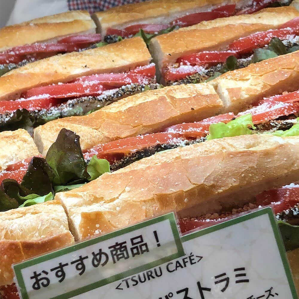 daimarusapporoさんのインスタグラム写真 - (daimarusapporoInstagram)「【おうちで美味しいひとときを✨】 . ただいま中央区・宮の森の人気店〈ツルカフェ〉が4/23(木)まで地1階ほっぺタウン催事場に出店中です。 . 店頭には、バゲットやキッシュ、ケーキやパンが勢ぞろい！ とても美味しそうです。 . ハムやベーコン、レタス、サーモン、じゃがいも、アボカドなどをはさんだ「バゲット(写真1～4枚目)」はボリュームたっぷり！ 思いっきりかぶりつきたくなっちゃいます。 ランチにおすすめですよ✨ . 「キッシュ(写真5～7枚目)」も玉ねぎ、ベーコン、ほうれん草、エビ、ブロッコリー、じゃがいも、かぼちゃなど、具材たっぷりの断面がたまりせん。 バゲットと一緒にぜひ✨ . そして、やっぱり「ケーキ(写真8～10枚目)は外せませんよね！ ガラスケースの中には色とりどりのケーキが並んでいます。 「ダッチョパン季節限定さくらクリーム（写真8枚目)」は大丸札幌店先行販売。 さくら風味の生クリームとさくら風味のカスタードクリーム、もっちりパンの味わいをお楽しみいただけます✨ . バゲットやキッシュでおいしくランチ＆デザートにケーキにしてみてはいかがでしょう！ 明日4/23(木)まで出店中です。 ※売切れ次第終了いたします。 . #ツルカフェ #TSURUCAFE #バゲット #キッシュ #ケーキ #パン #宮の森 #大丸札幌」4月22日 15時59分 - daimarusapporo