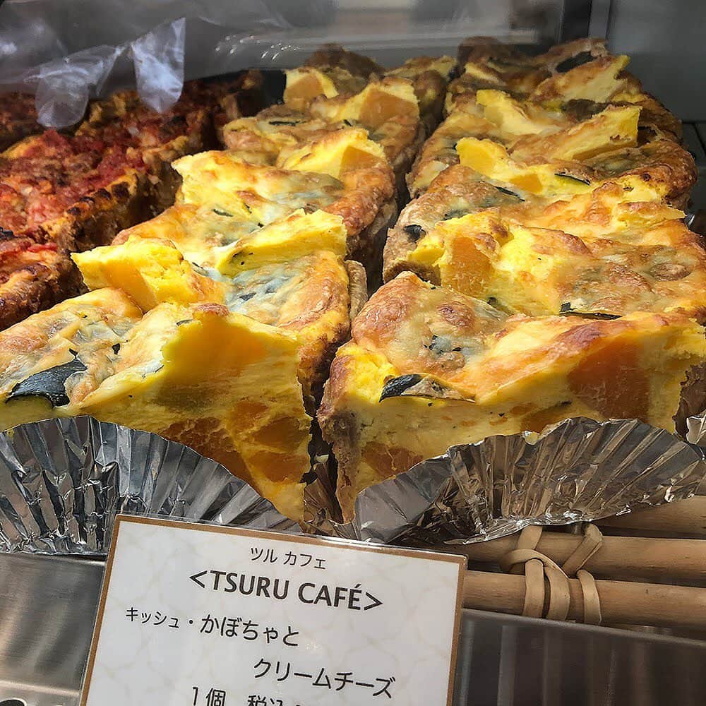 daimarusapporoさんのインスタグラム写真 - (daimarusapporoInstagram)「【おうちで美味しいひとときを✨】 . ただいま中央区・宮の森の人気店〈ツルカフェ〉が4/23(木)まで地1階ほっぺタウン催事場に出店中です。 . 店頭には、バゲットやキッシュ、ケーキやパンが勢ぞろい！ とても美味しそうです。 . ハムやベーコン、レタス、サーモン、じゃがいも、アボカドなどをはさんだ「バゲット(写真1～4枚目)」はボリュームたっぷり！ 思いっきりかぶりつきたくなっちゃいます。 ランチにおすすめですよ✨ . 「キッシュ(写真5～7枚目)」も玉ねぎ、ベーコン、ほうれん草、エビ、ブロッコリー、じゃがいも、かぼちゃなど、具材たっぷりの断面がたまりせん。 バゲットと一緒にぜひ✨ . そして、やっぱり「ケーキ(写真8～10枚目)は外せませんよね！ ガラスケースの中には色とりどりのケーキが並んでいます。 「ダッチョパン季節限定さくらクリーム（写真8枚目)」は大丸札幌店先行販売。 さくら風味の生クリームとさくら風味のカスタードクリーム、もっちりパンの味わいをお楽しみいただけます✨ . バゲットやキッシュでおいしくランチ＆デザートにケーキにしてみてはいかがでしょう！ 明日4/23(木)まで出店中です。 ※売切れ次第終了いたします。 . #ツルカフェ #TSURUCAFE #バゲット #キッシュ #ケーキ #パン #宮の森 #大丸札幌」4月22日 15時59分 - daimarusapporo