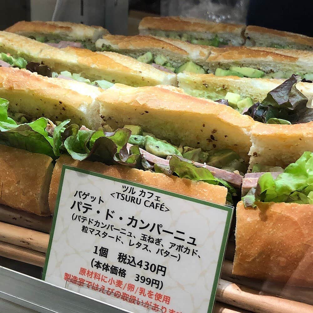 daimarusapporoさんのインスタグラム写真 - (daimarusapporoInstagram)「【おうちで美味しいひとときを✨】 . ただいま中央区・宮の森の人気店〈ツルカフェ〉が4/23(木)まで地1階ほっぺタウン催事場に出店中です。 . 店頭には、バゲットやキッシュ、ケーキやパンが勢ぞろい！ とても美味しそうです。 . ハムやベーコン、レタス、サーモン、じゃがいも、アボカドなどをはさんだ「バゲット(写真1～4枚目)」はボリュームたっぷり！ 思いっきりかぶりつきたくなっちゃいます。 ランチにおすすめですよ✨ . 「キッシュ(写真5～7枚目)」も玉ねぎ、ベーコン、ほうれん草、エビ、ブロッコリー、じゃがいも、かぼちゃなど、具材たっぷりの断面がたまりせん。 バゲットと一緒にぜひ✨ . そして、やっぱり「ケーキ(写真8～10枚目)は外せませんよね！ ガラスケースの中には色とりどりのケーキが並んでいます。 「ダッチョパン季節限定さくらクリーム（写真8枚目)」は大丸札幌店先行販売。 さくら風味の生クリームとさくら風味のカスタードクリーム、もっちりパンの味わいをお楽しみいただけます✨ . バゲットやキッシュでおいしくランチ＆デザートにケーキにしてみてはいかがでしょう！ 明日4/23(木)まで出店中です。 ※売切れ次第終了いたします。 . #ツルカフェ #TSURUCAFE #バゲット #キッシュ #ケーキ #パン #宮の森 #大丸札幌」4月22日 15時59分 - daimarusapporo