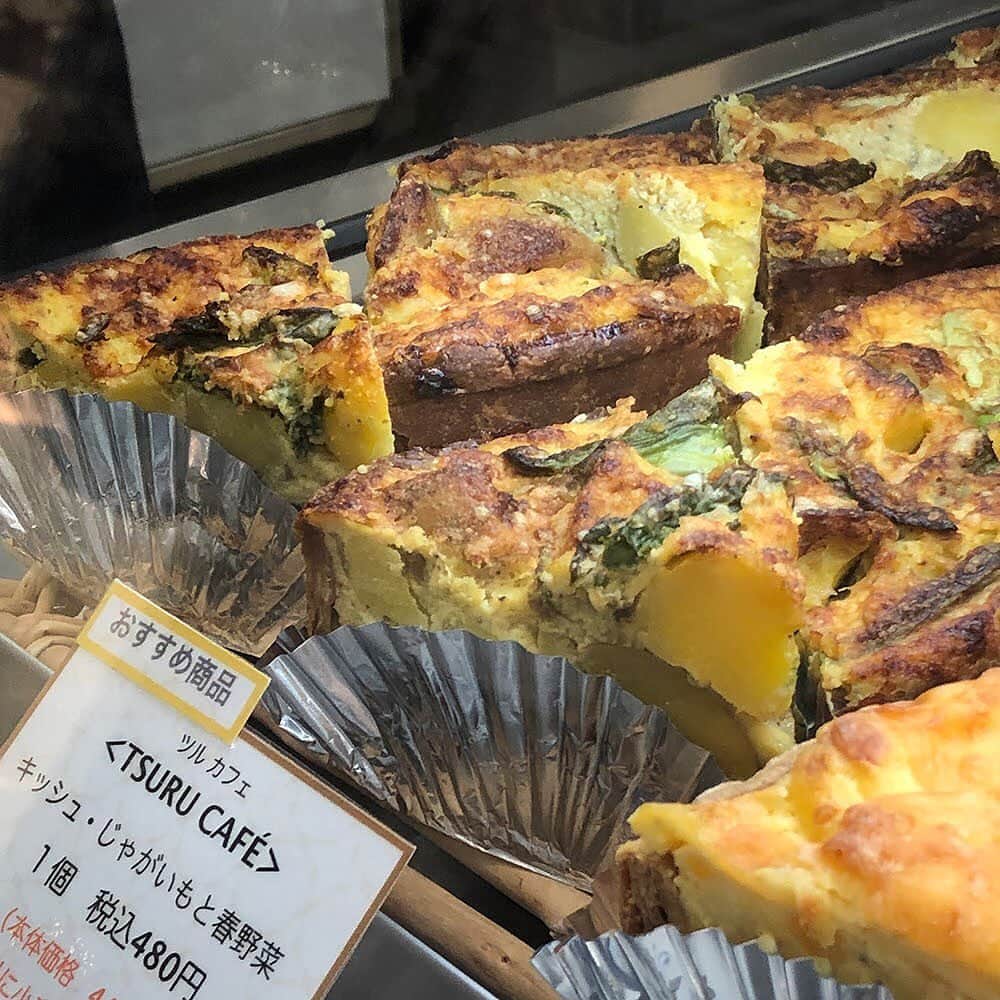 daimarusapporoさんのインスタグラム写真 - (daimarusapporoInstagram)「【おうちで美味しいひとときを✨】 . ただいま中央区・宮の森の人気店〈ツルカフェ〉が4/23(木)まで地1階ほっぺタウン催事場に出店中です。 . 店頭には、バゲットやキッシュ、ケーキやパンが勢ぞろい！ とても美味しそうです。 . ハムやベーコン、レタス、サーモン、じゃがいも、アボカドなどをはさんだ「バゲット(写真1～4枚目)」はボリュームたっぷり！ 思いっきりかぶりつきたくなっちゃいます。 ランチにおすすめですよ✨ . 「キッシュ(写真5～7枚目)」も玉ねぎ、ベーコン、ほうれん草、エビ、ブロッコリー、じゃがいも、かぼちゃなど、具材たっぷりの断面がたまりせん。 バゲットと一緒にぜひ✨ . そして、やっぱり「ケーキ(写真8～10枚目)は外せませんよね！ ガラスケースの中には色とりどりのケーキが並んでいます。 「ダッチョパン季節限定さくらクリーム（写真8枚目)」は大丸札幌店先行販売。 さくら風味の生クリームとさくら風味のカスタードクリーム、もっちりパンの味わいをお楽しみいただけます✨ . バゲットやキッシュでおいしくランチ＆デザートにケーキにしてみてはいかがでしょう！ 明日4/23(木)まで出店中です。 ※売切れ次第終了いたします。 . #ツルカフェ #TSURUCAFE #バゲット #キッシュ #ケーキ #パン #宮の森 #大丸札幌」4月22日 15時59分 - daimarusapporo