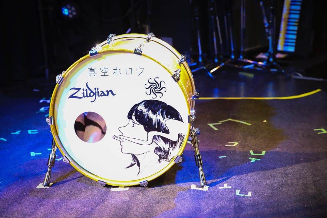 のインスタグラム：「真空ホロウ﻿ Vo.Gt 松本明人（@akito_m_sh）﻿ Dr.Cho MIZUKI（@mizukki_ni）﻿ ﻿ ﻿ ﻿ #STAYHOME﻿ #おうちで過ごそう﻿ ﻿ #オフショット﻿ ﻿ ﻿ Photo by 冨田味我 （ @shirivasta ）﻿ ﻿ ﻿ ﻿ #真空ホロウ﻿ #松本明人﻿ #MIZUKI﻿ #livephoto﻿ #vocalist﻿ #vocalists﻿ #guitarist﻿ #guitars﻿ #guitarplayers﻿ #ボーカリスト﻿ #livephotography﻿ #livephoto﻿ #ドラム女子 ﻿ #ドラマー ﻿ #drummer﻿ #drum ﻿ #instadrum﻿ #instadrummer﻿ #livephotography」