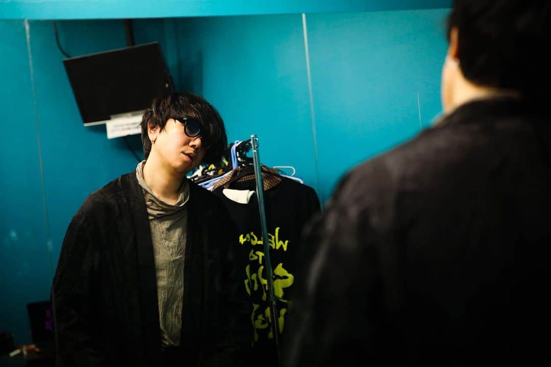 のインスタグラム：「真空ホロウ﻿ Vo.Gt 松本明人（@akito_m_sh）﻿ Dr.Cho MIZUKI（@mizukki_ni）﻿ ﻿ ﻿ ﻿ #STAYHOME﻿ #おうちで過ごそう﻿ ﻿ #オフショット﻿ ﻿ ﻿ Photo by 冨田味我 （ @shirivasta ）﻿ ﻿ ﻿ ﻿ #真空ホロウ﻿ #松本明人﻿ #MIZUKI﻿ #livephoto﻿ #vocalist﻿ #vocalists﻿ #guitarist﻿ #guitars﻿ #guitarplayers﻿ #ボーカリスト﻿ #livephotography﻿ #livephoto﻿ #ドラム女子 ﻿ #ドラマー ﻿ #drummer﻿ #drum ﻿ #instadrum﻿ #instadrummer﻿ #livephotography」