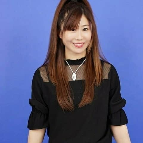 藤本つかさのインスタグラム：「@zaapfamily さんからアスリートネックレス頂きました！  今日から相棒！  今は接骨院にも行けないので、肩の凝り凝りはこれで楽ちんに♡  イニシャルはつっかの『Ｔ』を選んだよ！ 【瞬発力アップ】【持続力アップ】 【柔軟性アップ】 【精神力アップ】 【思考力アップ】 【集中力アップ】  だって！すごい！  #zapp #zaapfamily #アスリートネクレス #プロレス #iceribbon #PR #シリコンネックレス #健康ネックレス #肩こり #電磁波対策 #血行促進 #基礎代謝 #免疫力 #癌予防 #アトピー予防」