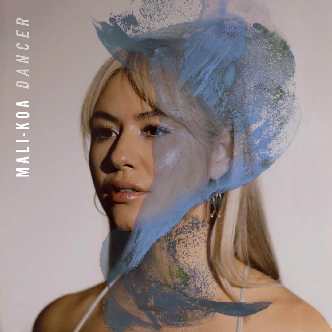 Mali-Koa Hoodさんのインスタグラム写真 - (Mali-Koa HoodInstagram)「“Dancer” is out now! I wrote it about how easy it is to be limited by your environment or the people that surround you. It’s about challenging yourself to be the person you want to be. Written with friends @gillewis and @iamrobertharvey end of last year. I hope you love like I do X 😱 #youdonthavetobeadancer」4月22日 16時23分 - malikoa