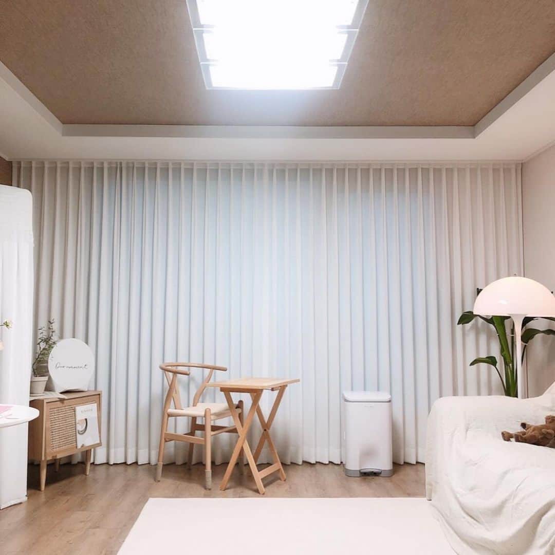 ingerliselilleさんのインスタグラム写真 - (ingerliselilleInstagram)「🔥공구마감 하루 전🔥 센스큐 냄새차단 대용량 휴지통 페달을 밟으면 겉뚜껑과 속뚜껑이 동시에 오픈! 29L 대용량으로 넉넉하게 사용가능합니다. . 🛒구매는 사진 속 제품태그 터치 👆🏻 . 🛒@housegram_ 프로필 링크 또는 하우스앱에서 ‘센스큐’ 검색하셔도 구매가능합니다 . ▶공구가 : 45,900원 (42% 할인, 무료배송) . ▶공구기간 : 4월23일(목)까지 . 대용량 휴지통으로 기저귀, 배변패드, 일상 쓰레기 등 넉넉하게 버릴 수 있고, 냄새나지 않게 이중으로 차단됩니다.  페달을 밟으면 겉뚜껑 뿐만아니라 속뚜껑도 동시에 열리기 때문에 손 쉽게 쓰레기를 버릴 수 있습니다.  리필 봉투를 커팅할 때 따로 매듭을 지어주어야했었는데 센스큐의 독자적인 컷팅 및 실링 방식으로 리필 봉투의 끝부분이 자동으로 테이핑 됩니다.  고강도 ABS 소재로 오염과 충격에 견고하며,  심플한 디자인으로 주방/거실/침실/화장실/매장 등 어느 공간에나 잘 어울리는 디자인 입니다.」4月22日 16時19分 - houseapp_official