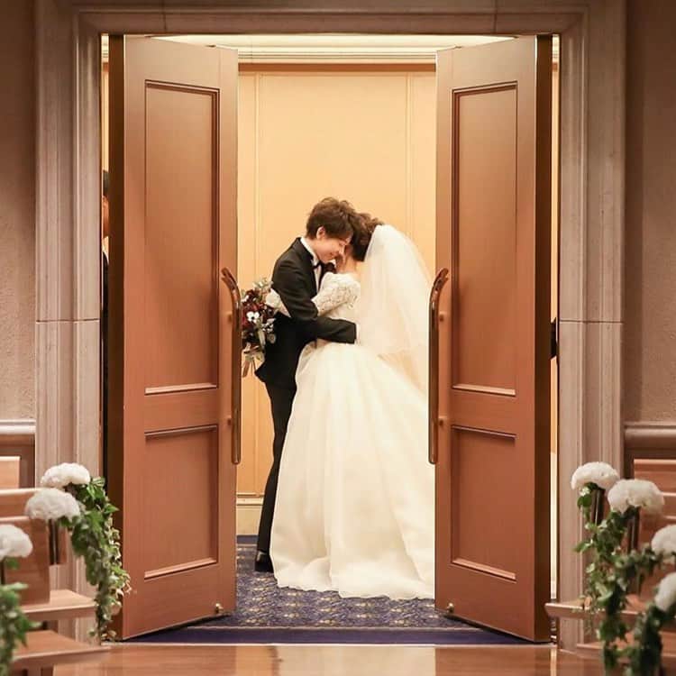 みんなのウェディングさんのインスタグラム写真 - (みんなのウェディングInstagram)「. ====================== #みんなのウェディング をつけてお写真を投稿してください📸💕 素敵な投稿は記事内や公式IGで ご紹介させていただきます♡ ====================== . 挙式の最後、クロージングハグをされたおふたり👰🤵💐 . 少し照れつつも、笑顔でハグする姿がとってもかわいいです🥰 . 袖のレース部分がクラシカルなウェディングドレスは、 #a_by_hatsukoendo のもの✨ . 色味を抑えた#sarai_wedding さんのブーケもシックで素敵です💐 . そして、とっても独特な演出も… . それは、なんと馬車！ . 漆黒の馬の馬車に乗って、お散歩ができる演出も取り入れたおふたり🐴 . ロイヤルウェディングのような、記念に残るワンシーンとなったはず😊 . @mei_wedding1130 さんのpicを ご紹介させていただきました 👰🏻🤵🏻💒✨ ありがとうございます 😊💕 . **************************************** 結婚式準備に役立つ情報毎日更新中🎉 詳しくはプロフィールリンク🔗をcheck❣️ . . 👉結婚式場の口コミや本当の費用明細は 《みんなのウェディングTOP》へ💓 . 👉結婚式準備に役立つアイデアは 《みんなのウェディングの記事を読む》へ💓 . 👉「こんなときみんなはどうしたの？😢」 みんなに意見やアドバイスをもらいたい花嫁さんは 《花コミュ》へ💓 . . ****************************************. . .  #プレ花嫁 #結婚準備 #結婚 #ブライダル #卒花 #卒花嫁 #結婚準備 #2020冬婚  #2020夏婚 #2020秋婚 #大人婚  #大人花嫁 #ウェディング #ホテルウェディング #ホテル婚 #東京花嫁 #挙式 #挙式演出 #演出 #ホースパレード #クロージングキス #ハツコエンドウ」4月22日 16時22分 - minnano_wedding