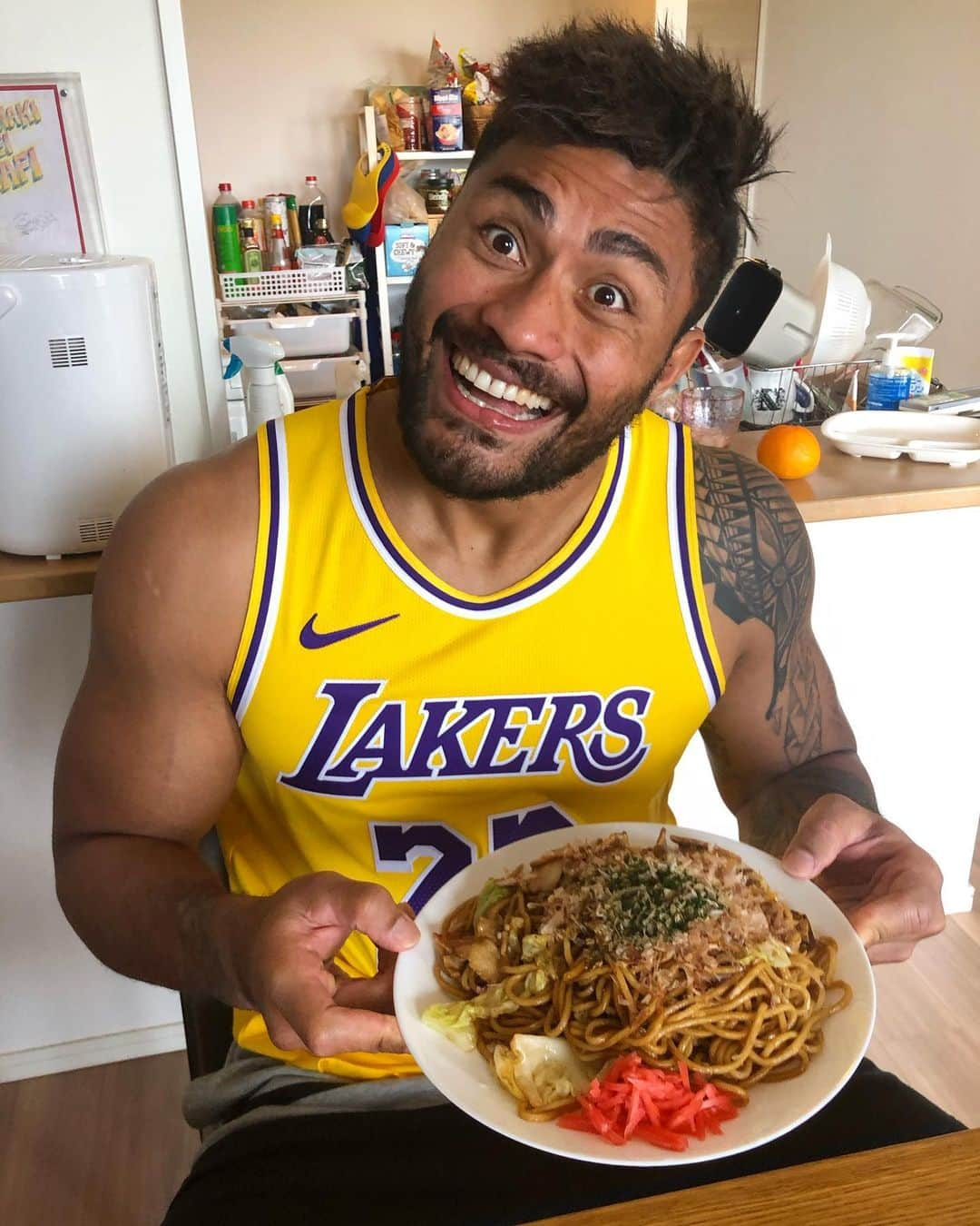 アマナキ・レレィ・マフィさんのインスタグラム写真 - (アマナキ・レレィ・マフィInstagram)「今日は大阪の焼きそばです！ この焼きそばは @conahiro のお店で注文しました(^^) 本当に美味しいから、直接DMすれば買えると思います！ 大阪の方々はお弁当もぜひ買ってください！ #めちゃ美味い #また食べたい」4月22日 16時22分 - naki_mafi