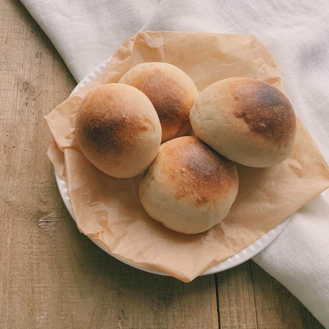 谷奥えり（えまえり）さんのインスタグラム写真 - (谷奥えり（えまえり）Instagram)「初めてのパン作り🍞🥖。 。 。 少し焦げてしまったけどもっちもっちの美味しいの出来た。 パン作りハマりそう🥖 。 明日の朝ごはん」4月22日 16時31分 - eritanitani