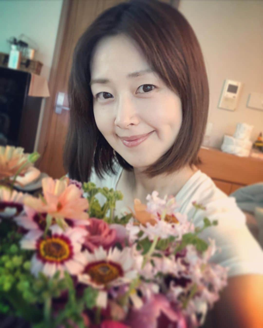 笛木優子のインスタグラム：「お元気ですか？ ここ最近ずっとメイクもせず、美容院にも行けていないので頭がボサボサです。。。 今は仕方ないですね。 家で過ごす時間を楽しくしようとお花を頼んでみたり、おいしいものを食べたり。。。普段見れない映画や本を読んでみたり。。。 気分転換しながら楽しく過ごしましょう！」