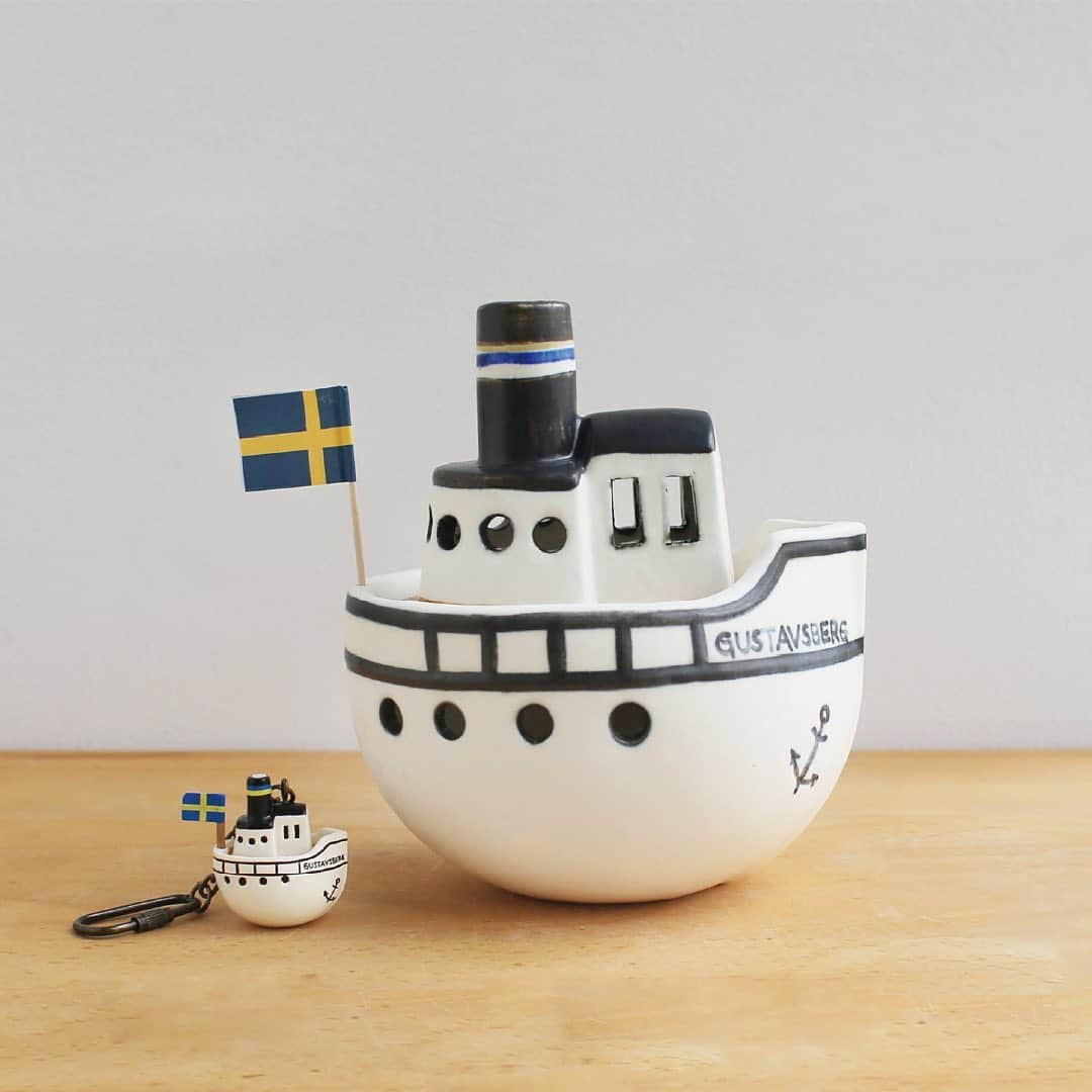 リサラーソンさんのインスタグラム写真 - (リサラーソンInstagram)「”ボートのキーホルダー”﻿ リサ・ラーソンの名作陶器がポケットの中に。思わずコレクションしたくなるキーホルダーシリーズの「ボート」です。リサ・ラーソンの陶器が作られている工房があるスウェーデン、グスタフスベリは港町。リサが行き交う船からインスピレーションを受けた作品、ボートがキーホルダーになってあなたのカバンやポーチ、鍵に。﻿ ================﻿ トンカチストアはプロフィールのリンクよりご覧いただけます。﻿ →@lisalarsonjp﻿ ﻿ ▶️TONKACHI STOREでもリサ・ラーソンの情報をお届けしております。﻿ ぜひフォローしてくださいね。﻿ @tonkachi_store﻿ ﻿ #tonkachi #トンカチ #🔨#lisalarson #リサラーソン #エレオノールボストロム #マリアンヌハルバーグ #陶器#北欧 #北欧雑貨#インテリア#インテリア雑貨 #スウェーデン #sweden  #雑貨 #インテリア #インテリア雑貨 #トンカチストア #ボート #boat #キーホルダー #keyholder」4月22日 16時34分 - lisalarsonjp