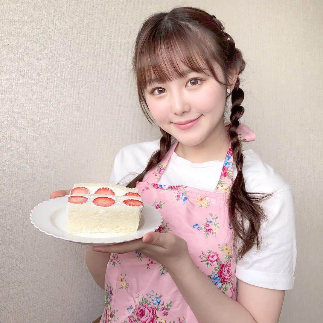 伊藤小春のインスタグラム：「・﻿ 「ただいまご紹介に預かりました、﻿ 《将来良いお母さんになりそうランキング》東海地方🥇第1位🥇の伊藤小春です！」﻿ ﻿ ﻿ と言いながら作ったいちごサンドを家族に出したら、﻿ 犬が喋りだすよりもありえない😦と全否定されました﻿ ﻿ ﻿ 3人とも、今後夜道に気をつけるんだよ…﻿ ﻿ ﻿ ﻿ ﻿ #いちごサンド #フルーツサンド﻿ #生クリーム　#美味しいから　#許した﻿ ﻿ #甘いもの好きな人と繋がりたい　笑」