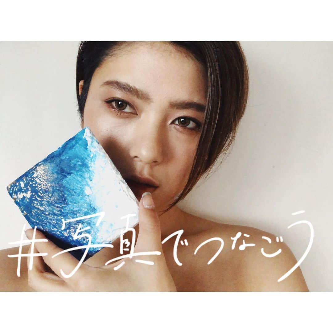 金城優華のインスタグラム：「﻿ ﻿ ﻿ 【𝗨𝗺𝗶】﻿ ﻿ 溶岩石プレートに﻿ 幾つもの青を重ね﻿ 沖縄の海を﻿ ゴールドで﻿ 煌めく太陽を表現。﻿ ﻿ おうち時間が楽しくなるような﻿ 絵を描くのが最近の楽しみ。﻿ ﻿ ﻿ ありがたい事に販売希望のお声を頂いたので﻿  @cannu.yuuka_kinjo  にて販売開始！ ﻿ ﻿ ﻿ ﻿ ﻿ ﻿  #写真で繋がろう﻿ #沖縄の海 の雰囲気を届けられるといいな﻿ ﻿ #金城優華﻿ #沖縄﻿ #インテリア﻿ #天然岩石﻿ #stayhome  #art﻿ #ocean﻿ #interior﻿  #model﻿ #instagood ﻿ #colorful﻿ #photogenic﻿ #Instagram  #makeup #ungrid  #gina」