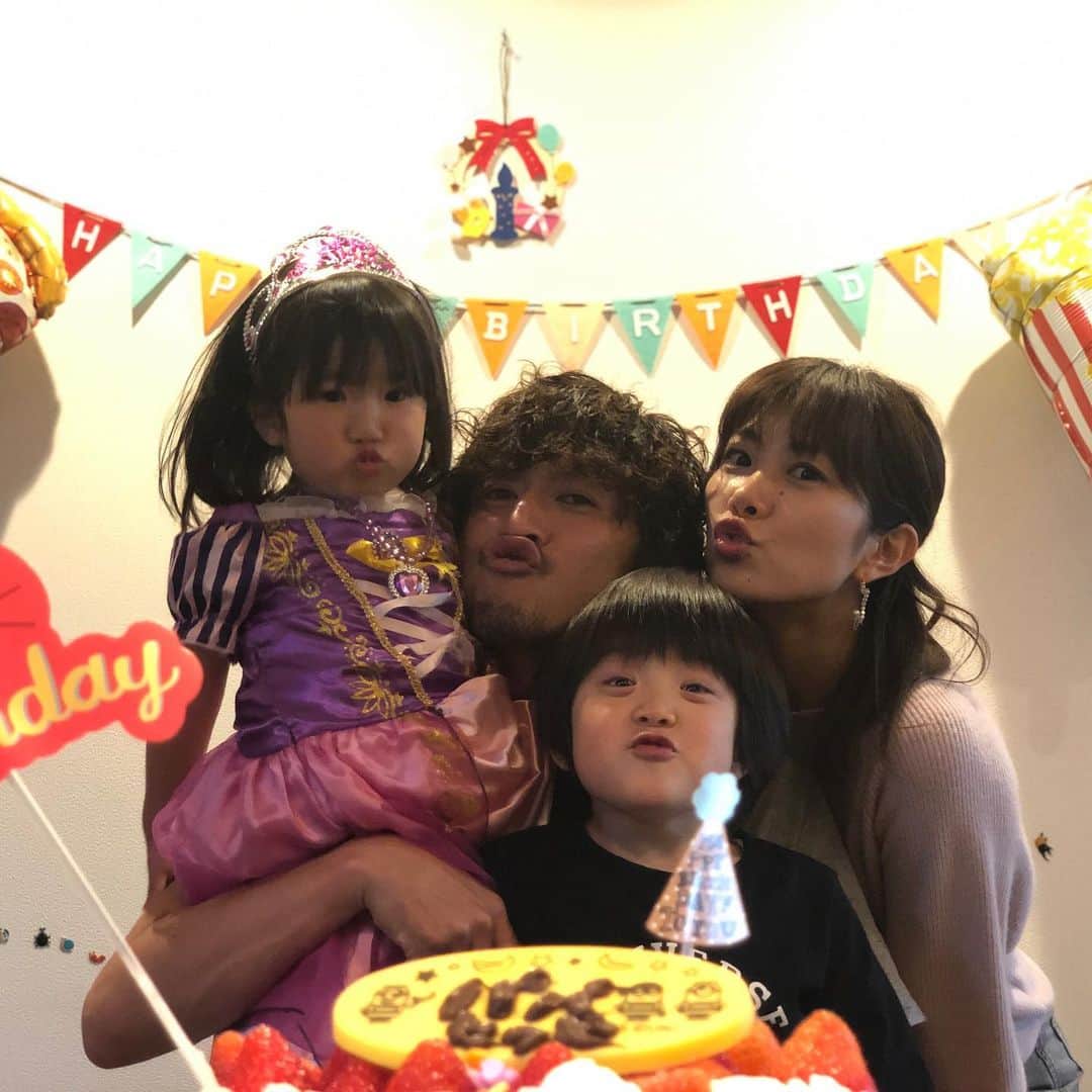 増嶋竜也のインスタグラム：「35歳になってしまった  #ついに35かぁ #今年は子供達が頑張ってくれた #生クリーム多めケーキ #似顔絵と手形アート #なかなかうまいやん #みんなありがとう #プレゼントはまだまだ受け付けます #待ってマス」