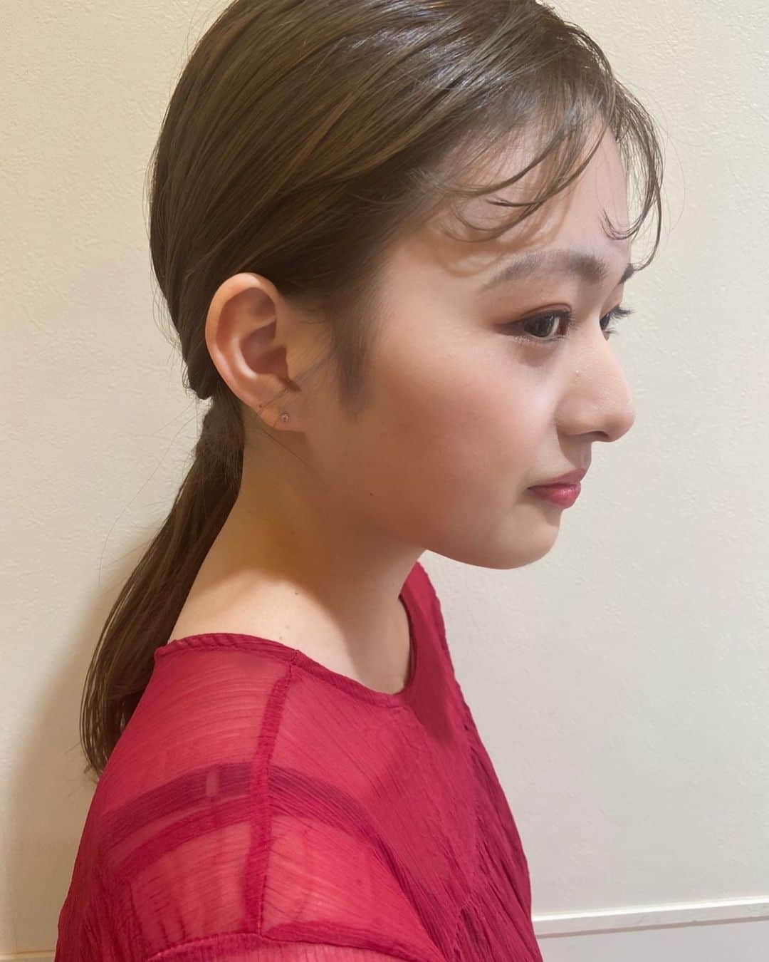 yu nakamura ヘアアレンジ hairarrangeのインスタグラム：「ちょろん前髪かわいい♡  #一宮#一宮市#ヘアアレンジ#ミディアム#セルフアレンジ#ミディアムアレンジ#hair#haircolor #fashion#スカーフ#スカーフアレンジ #ヘアクリップ#ヘアアクセサリー#ヘアアレンジ動画」