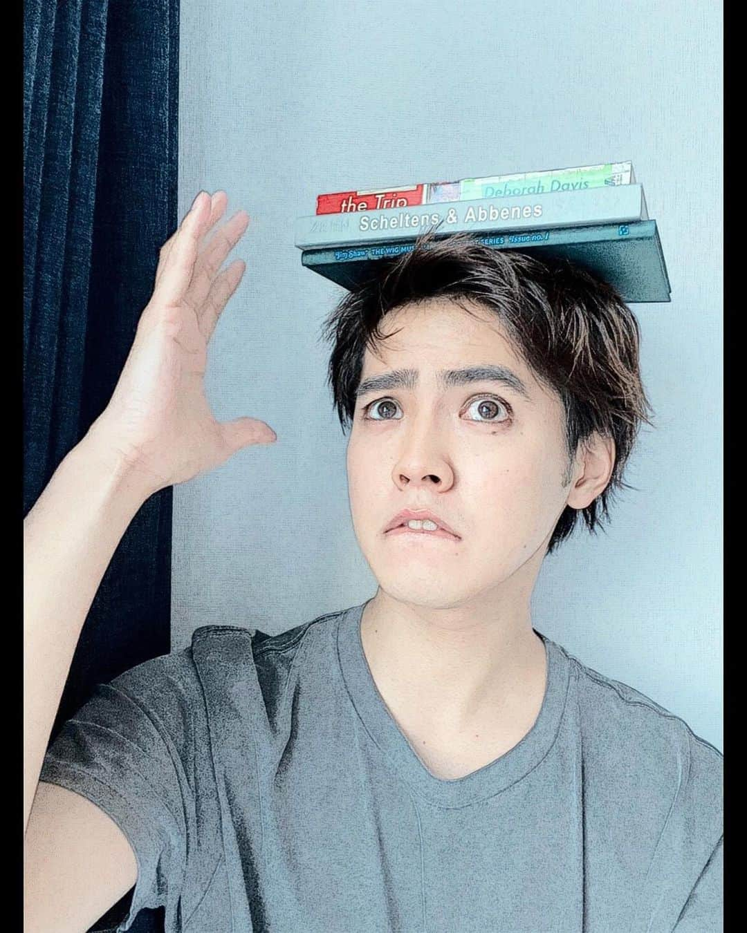 片寄涼太さんのインスタグラム写真 - (片寄涼太Instagram)「おうちでポートレートPart2 📚🤨💡 #selfportrait  #withmyfavorites  #stayhome  #ExpressMyMind  #おうち時間」4月22日 16時53分 - ryota_katayose__official